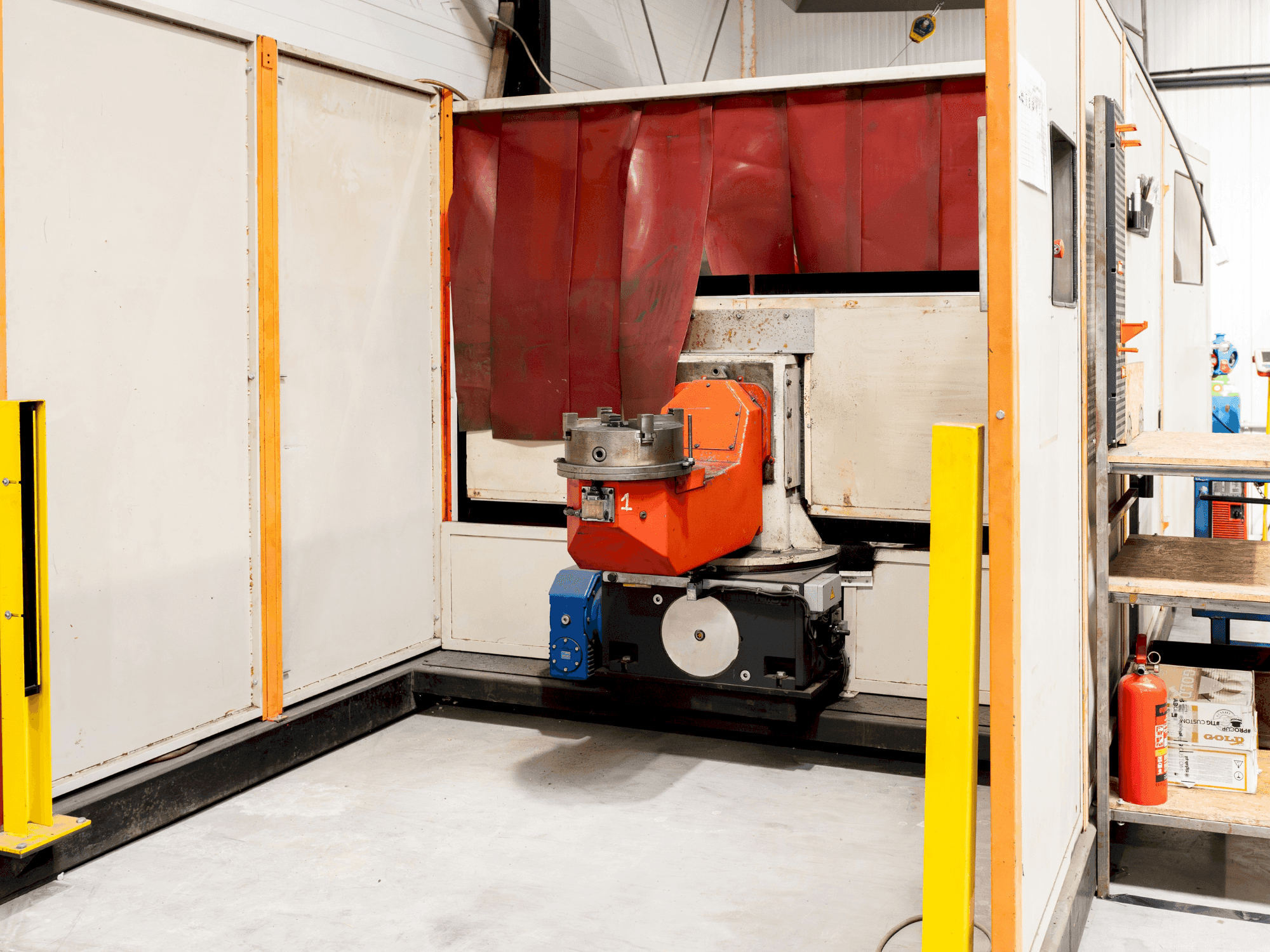 Vue de face de la machine IGM MA30 with KUKA robot