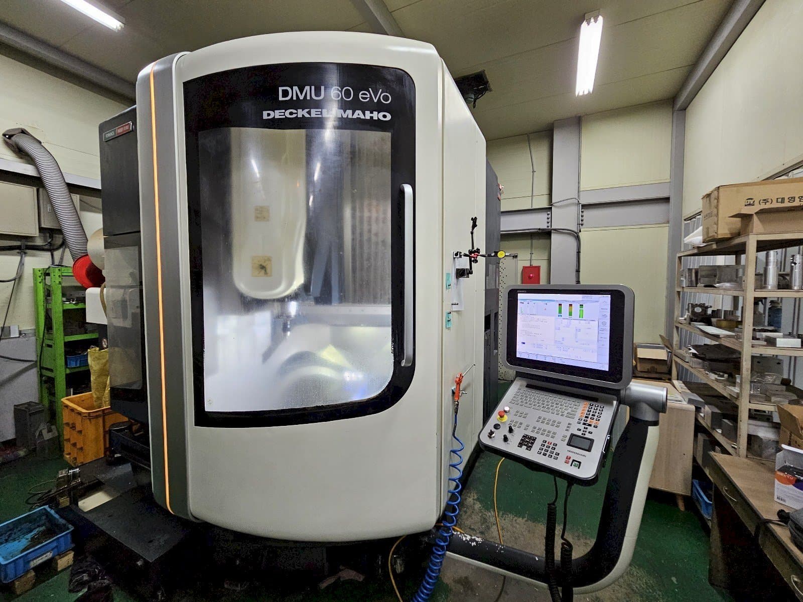 Vue de face de la machine DMG MORI DMU 60 EVO