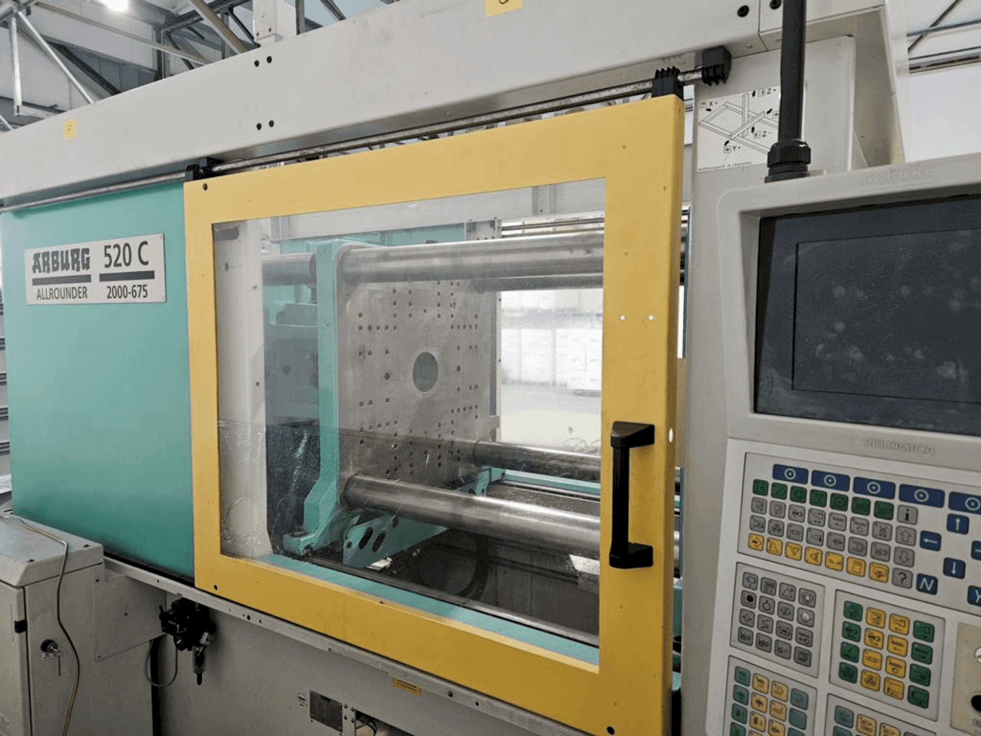 Vue de face de la machine Arburg Allrounder 520 C 2000-675
