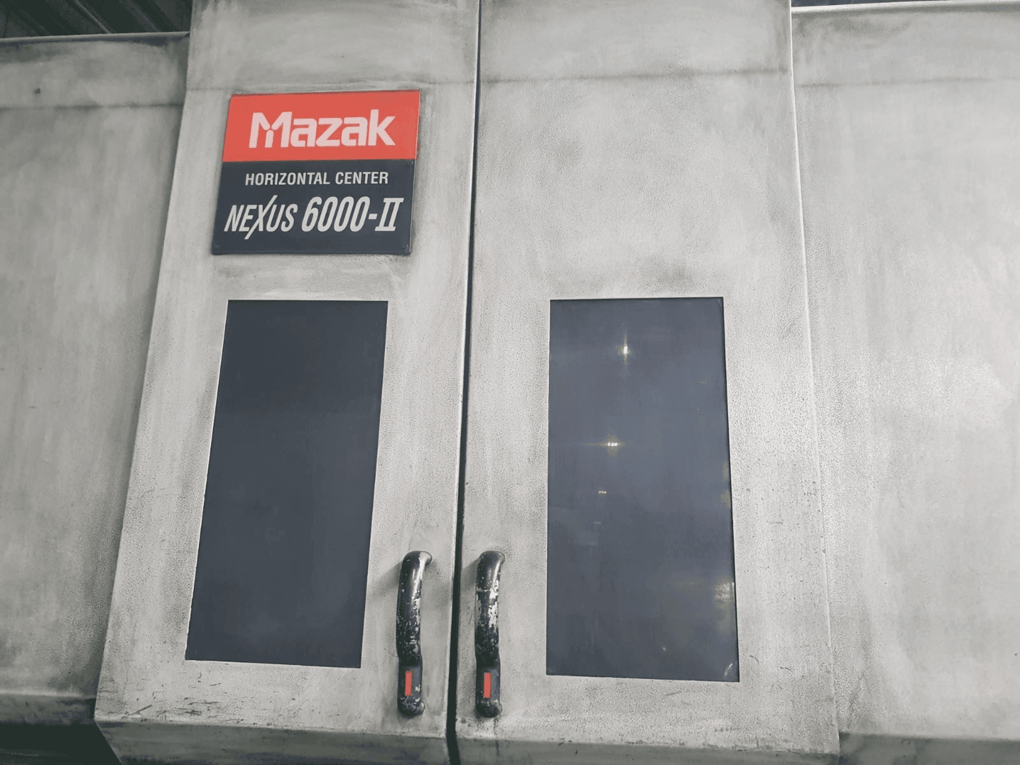 Vue de face de la machine Mazak HI Nexus 6000 II