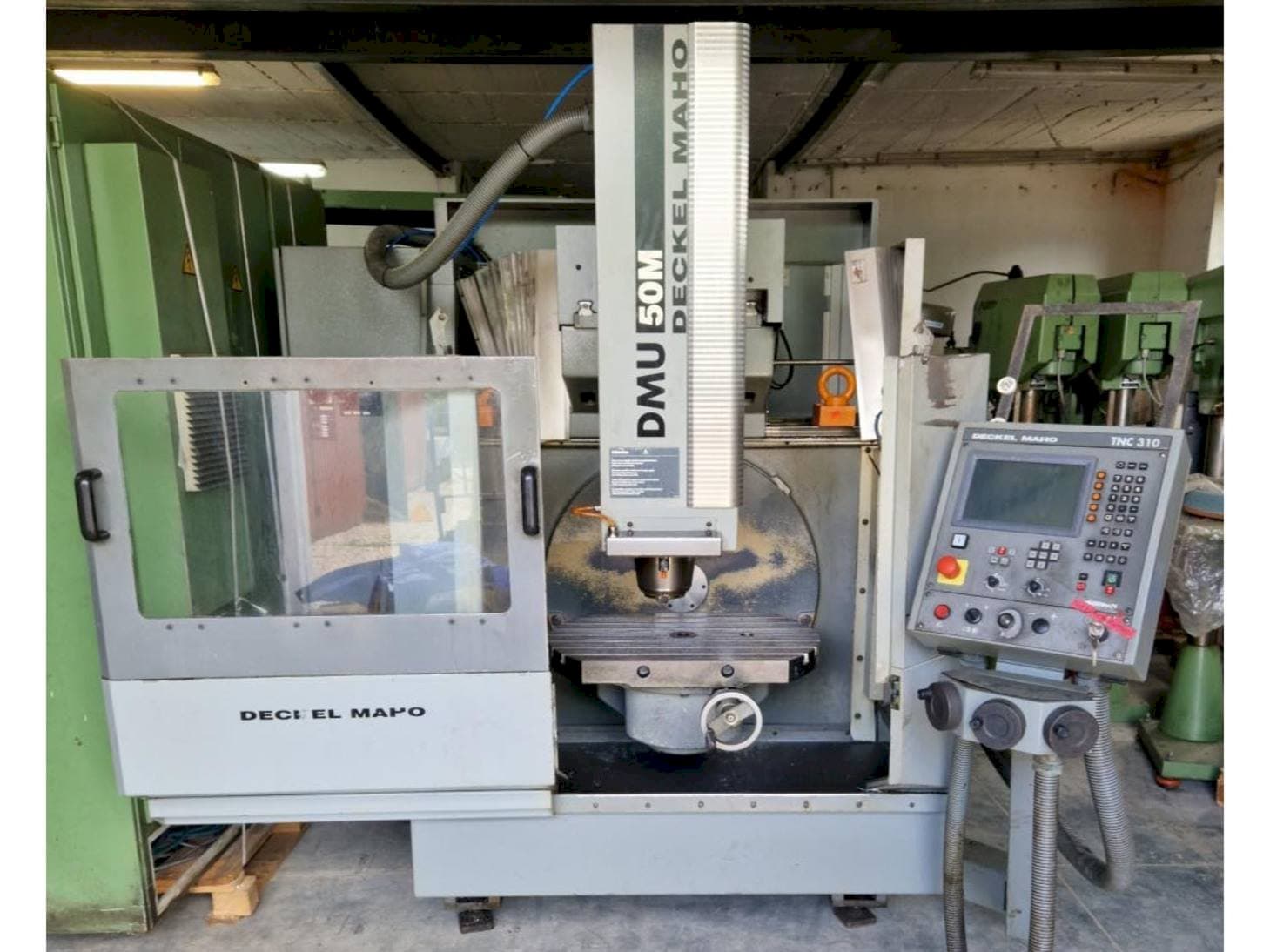 Vue de face de la machine DECKEL MAHO DMU 50M