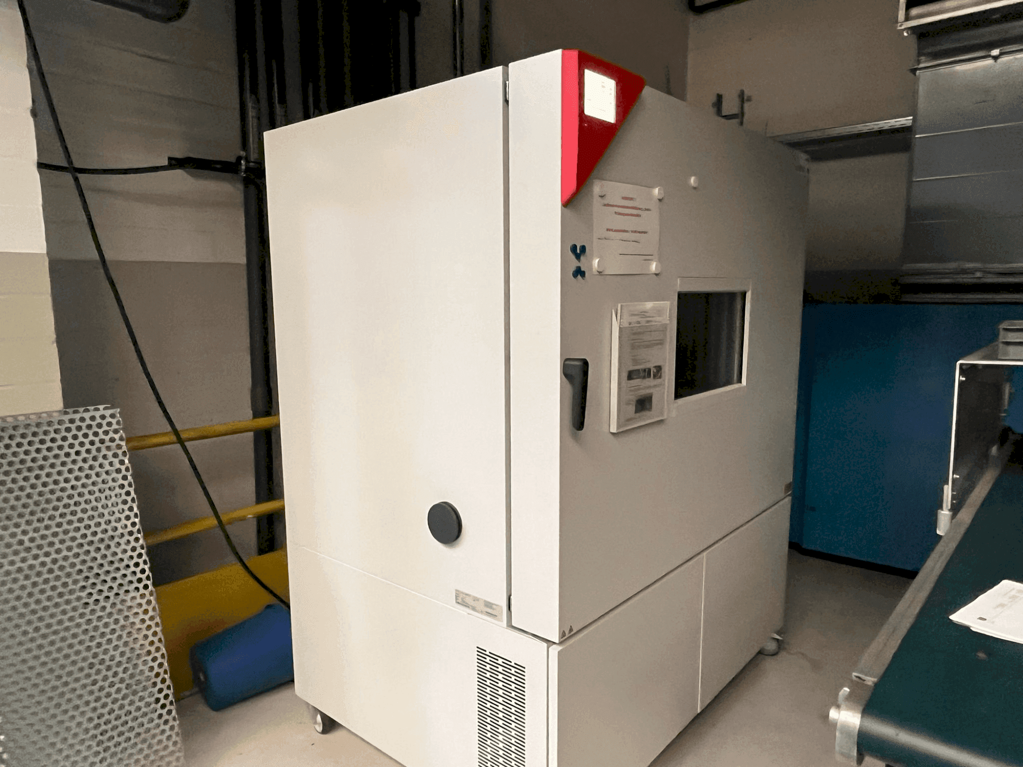 Vue de face de la machine BINDER MKFT 720