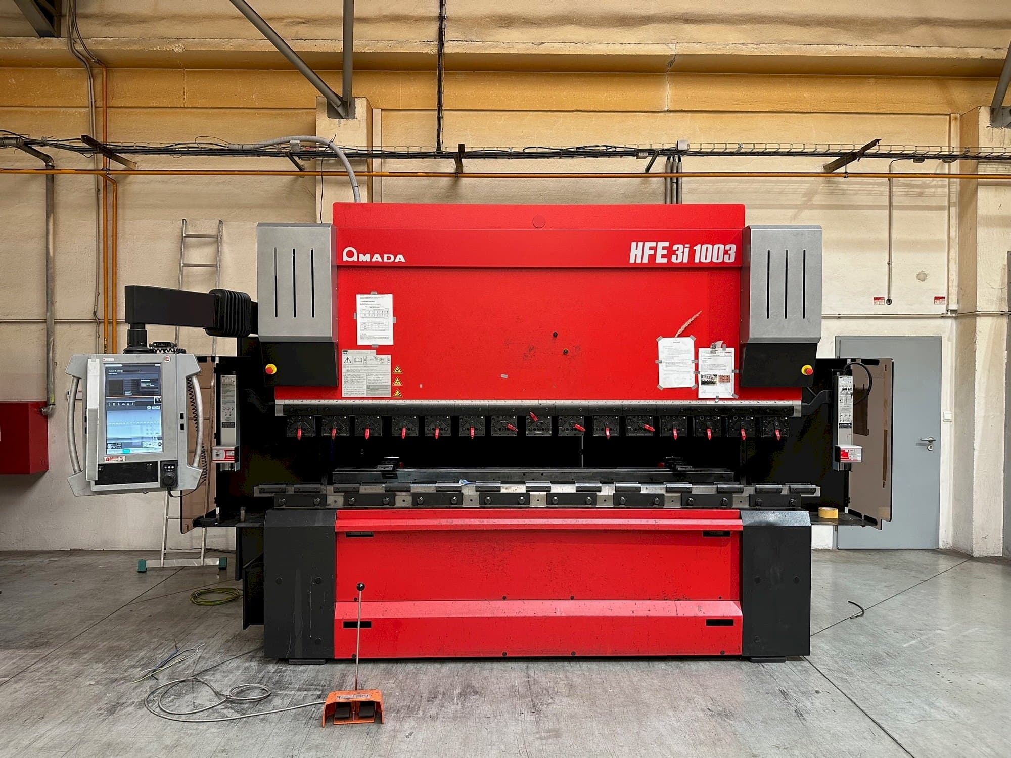 Vue de face de la machine AMADA HFE 3i 1003