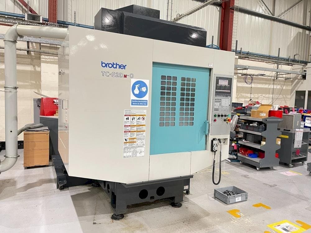 Vue de face de la machine Brother TC-S2DN-0