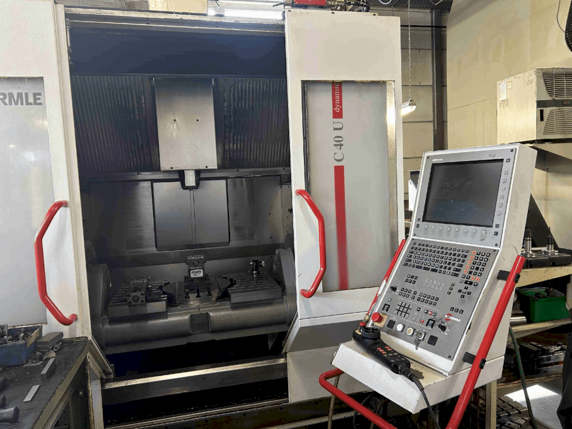 Vue de face de la machine HERMLE C40U