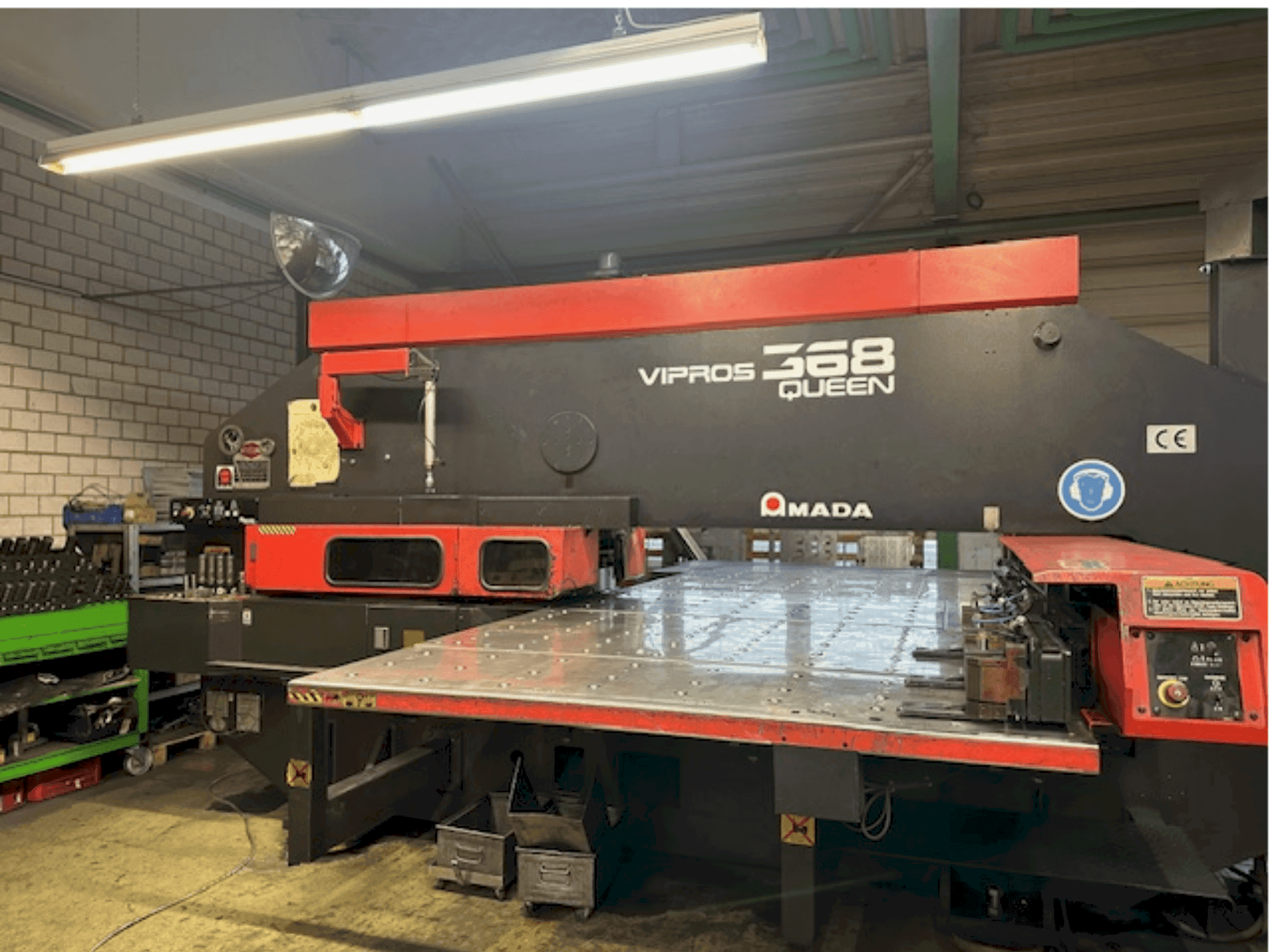 Vue de face de la machine AMADA Vipros 368 Queen
