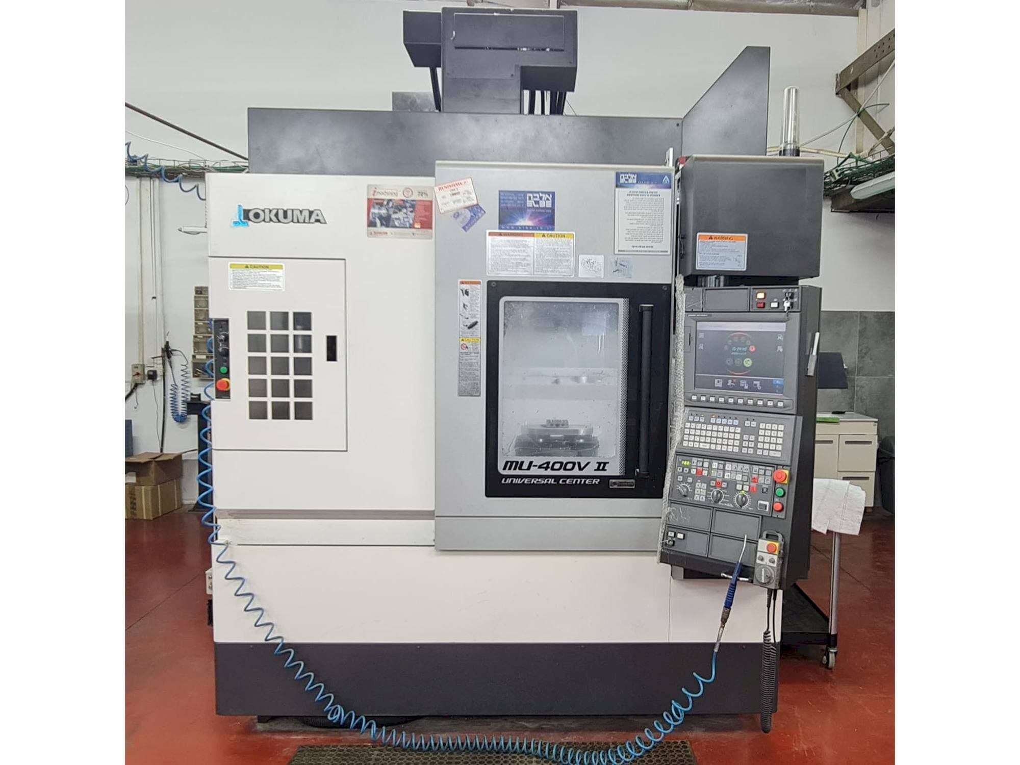Vue de face de la machine Okuma MU-400V II