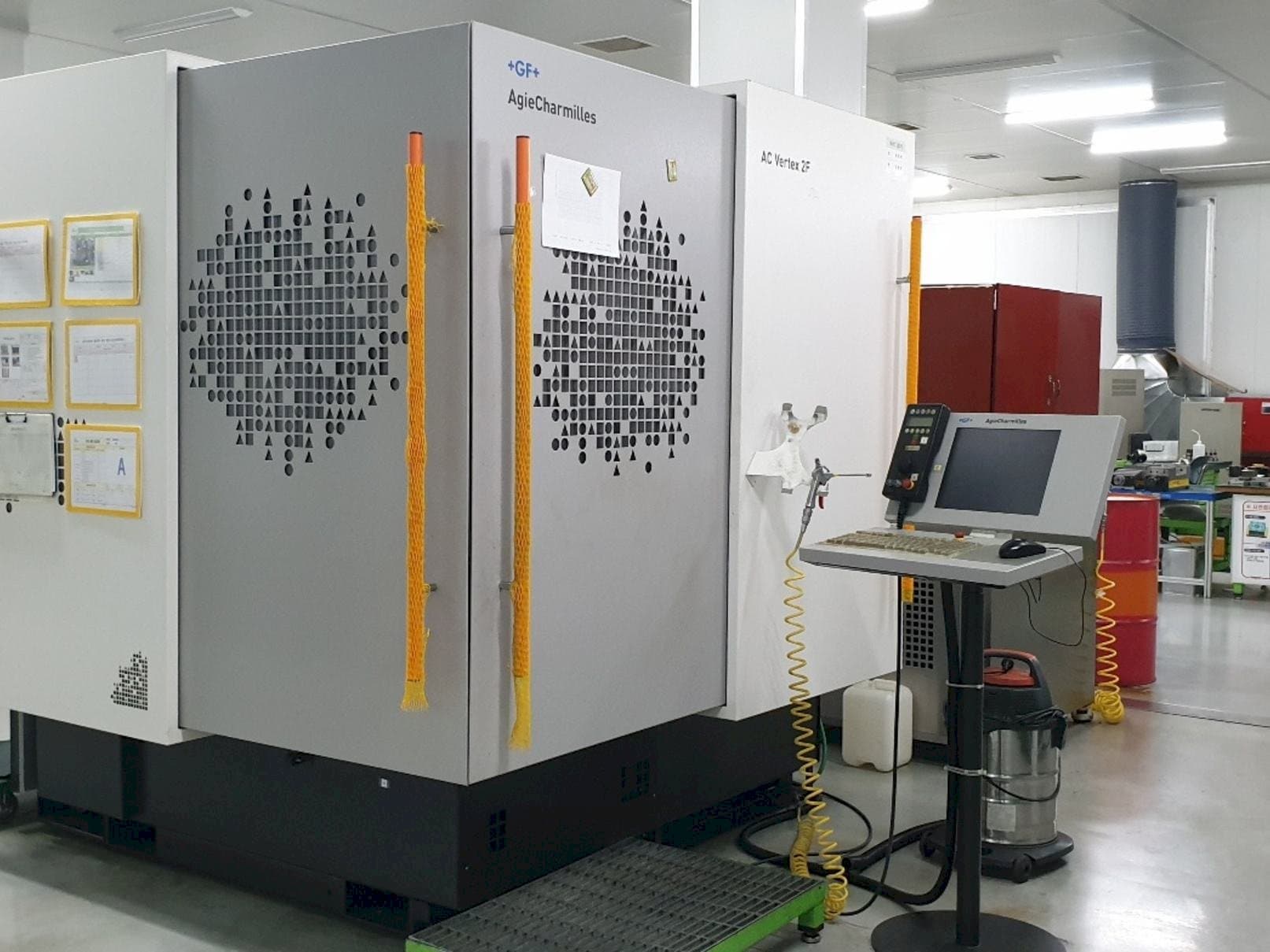 Vue de face de la machine AgieCharmilles AC VERTEX 2F