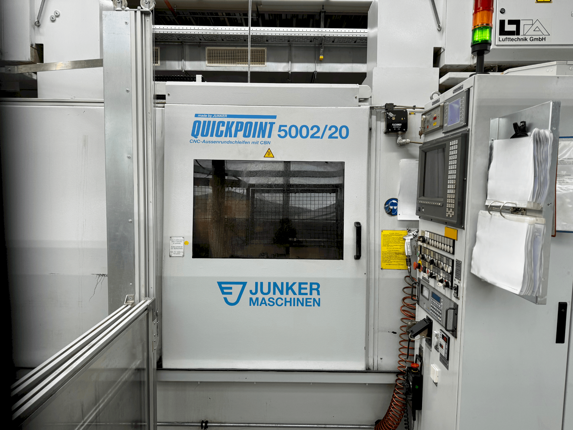 Vue de face de la machine JUNKER Quickpoint 5002/20