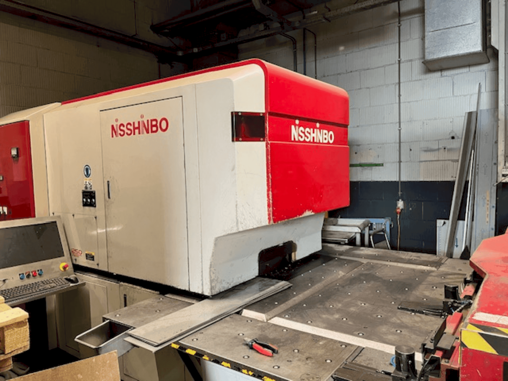 Vue de face de la machine Nisshinbo HIQ-1250