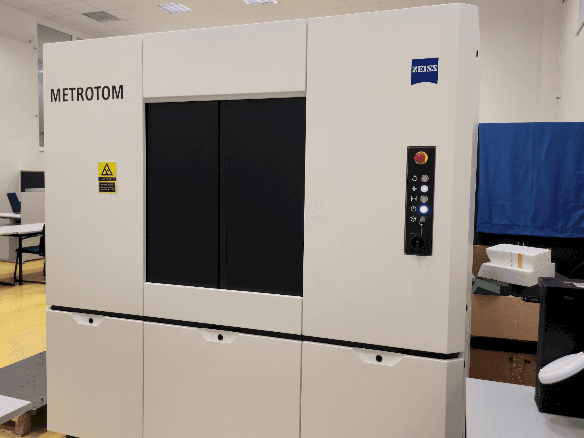 Vue de face de la machine ZEISS Metrotom 6Scout