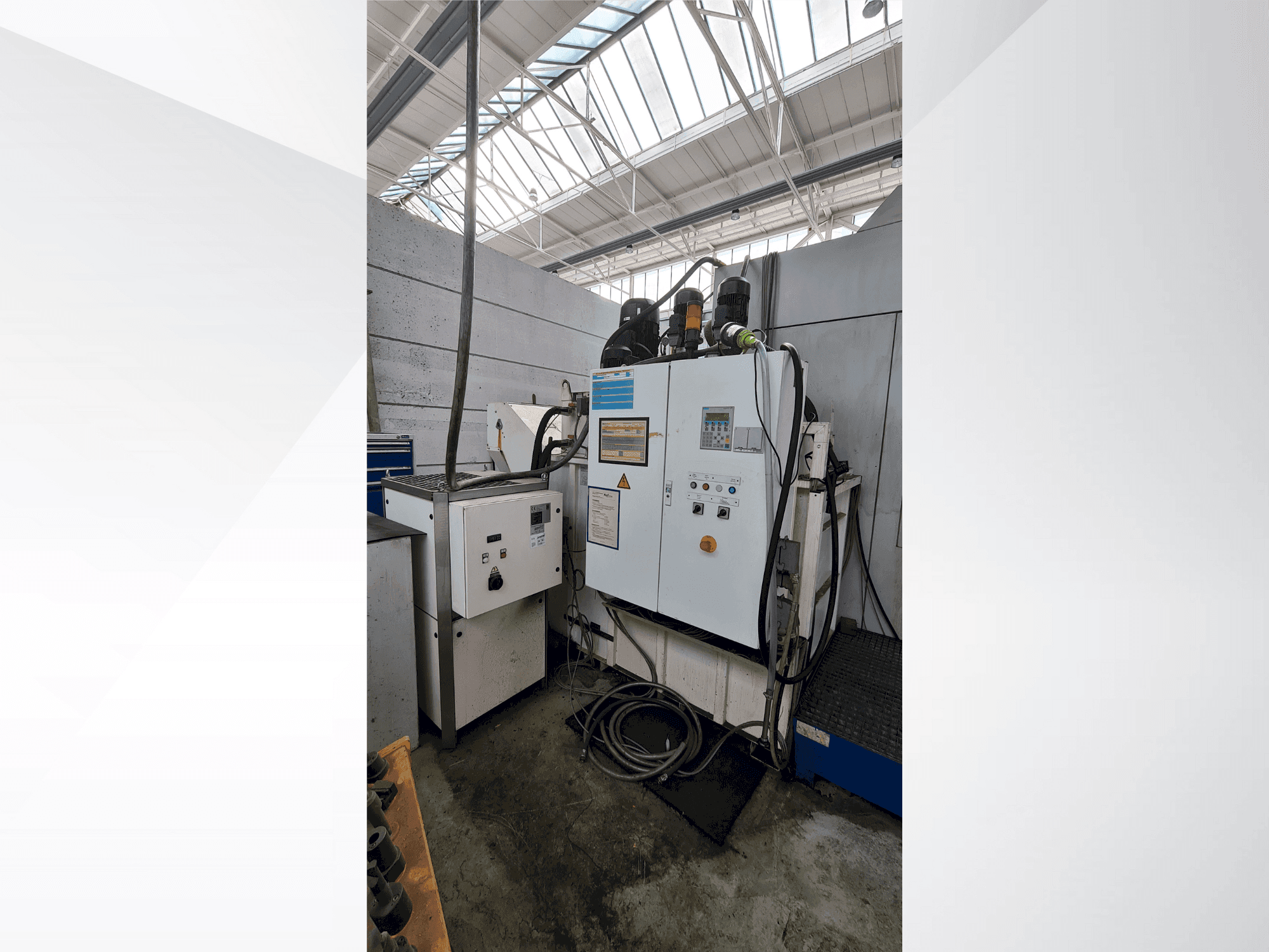 Vue de face de la machine OSG EX-CELL-O XS425