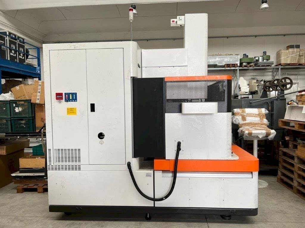 Vue de face de la machine AgieCharmilles FORM 30