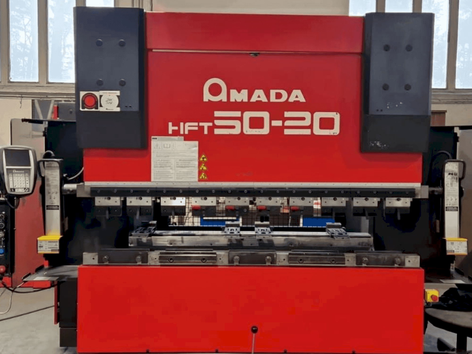 Vue de face de la machine AMADA HFT 50-20