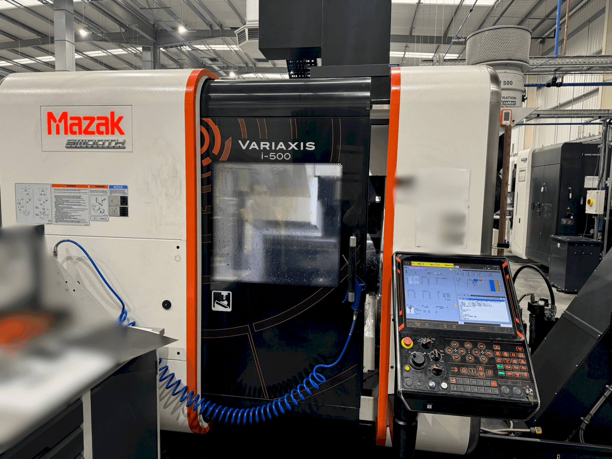 Vue de face de la machine Mazak Variaxis i-500