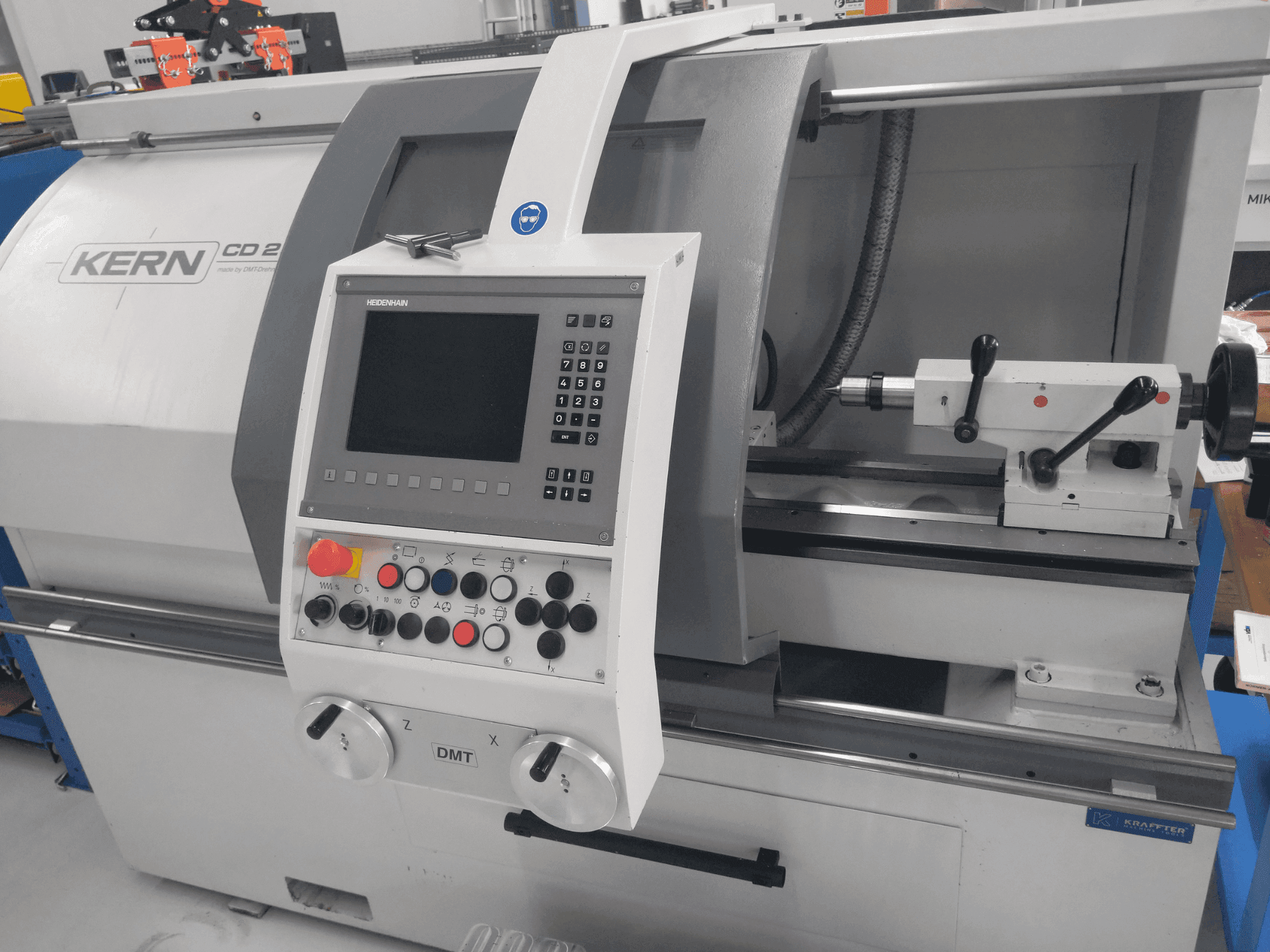 Vue de face de la machine DMT KERN CD 282