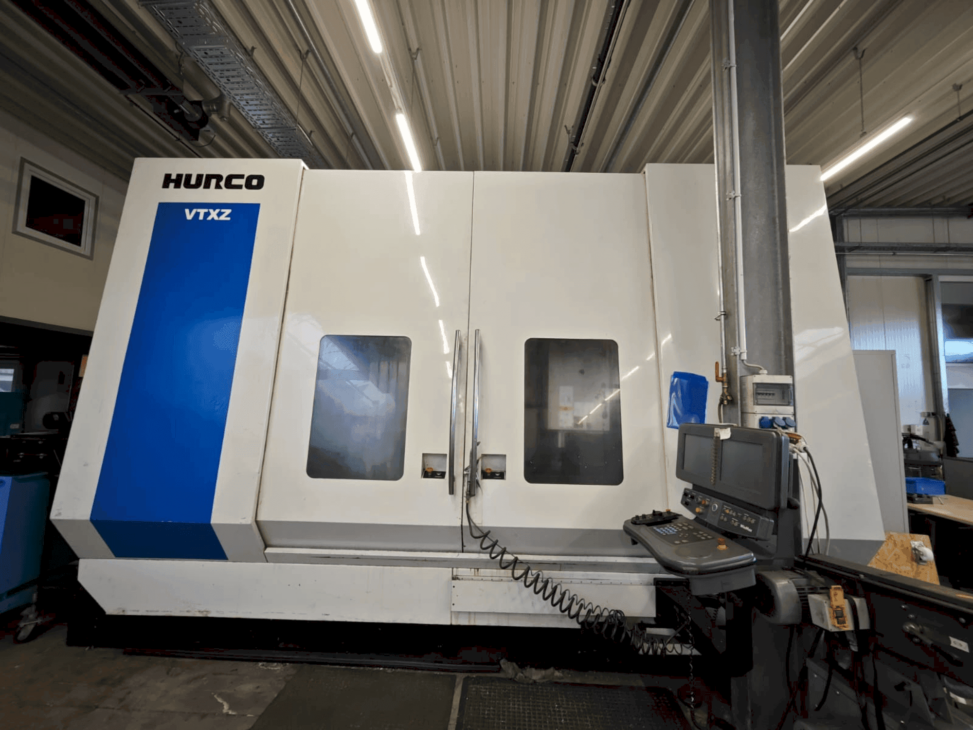 Vue de face de la machine Hurco VTXZ