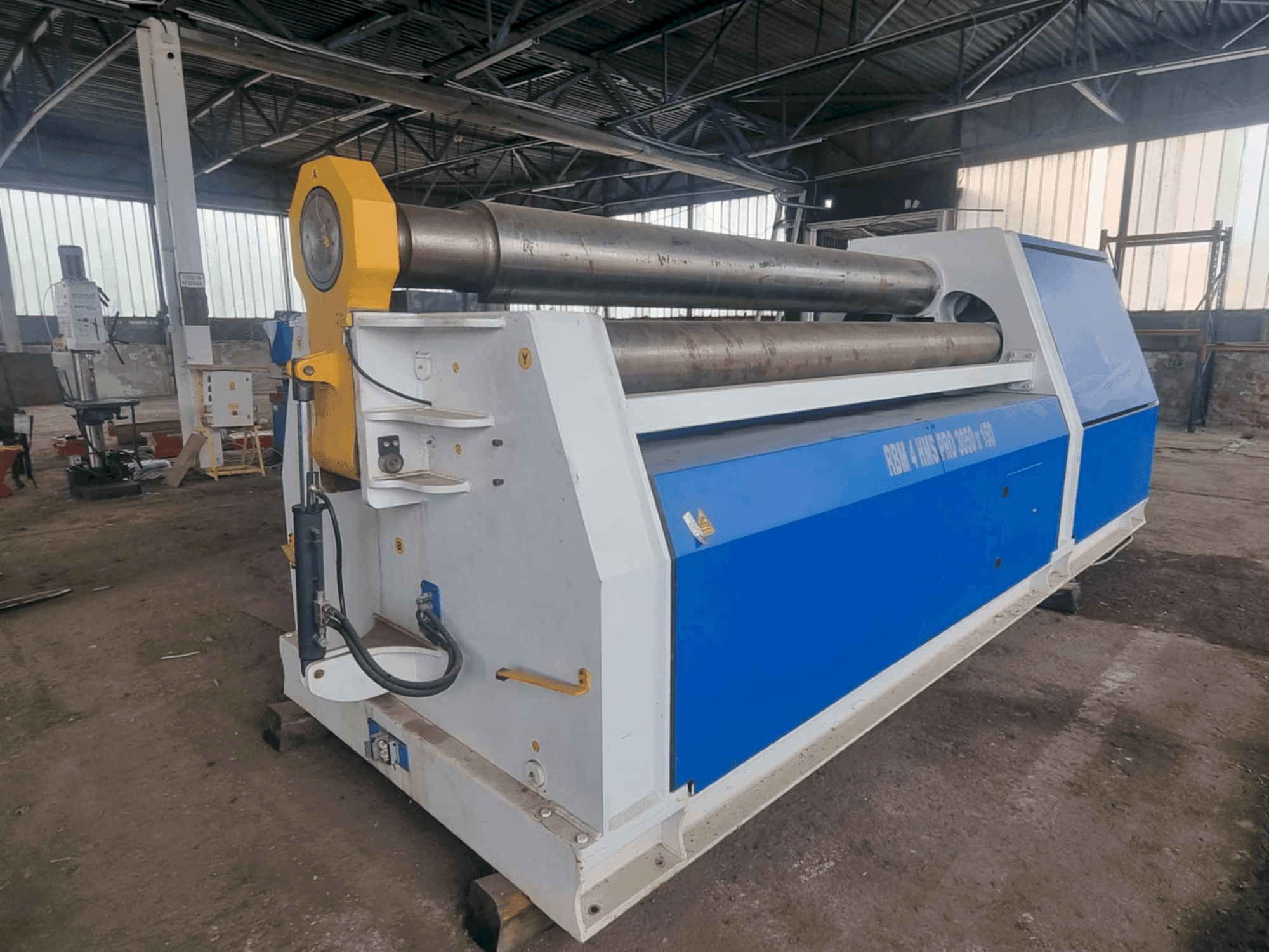 Vue de face de la machine Metallkraft  RBM 4 HMS Pro 3050-150