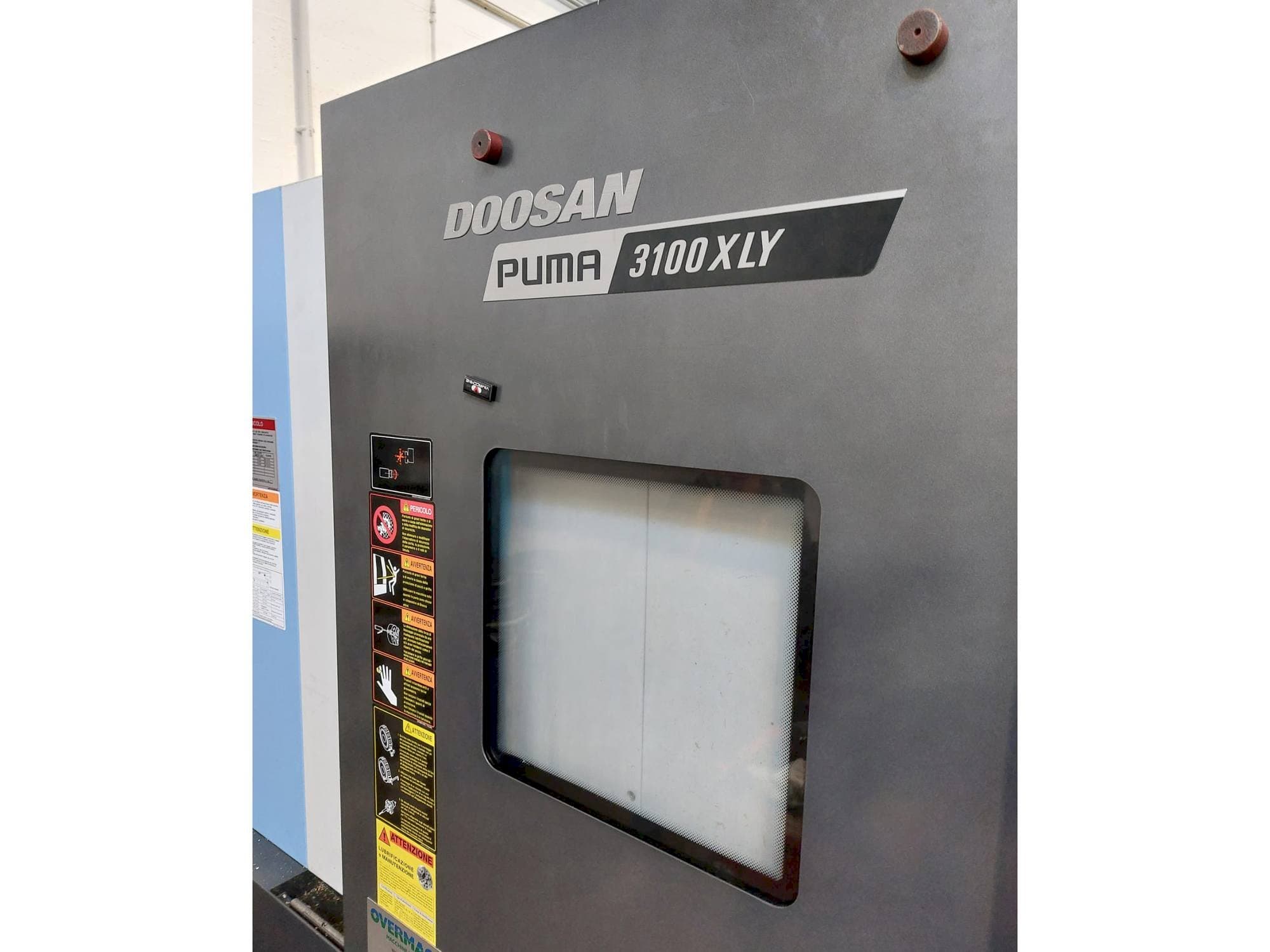 Vue de face de la machine DOOSAN Puma 3100LY
