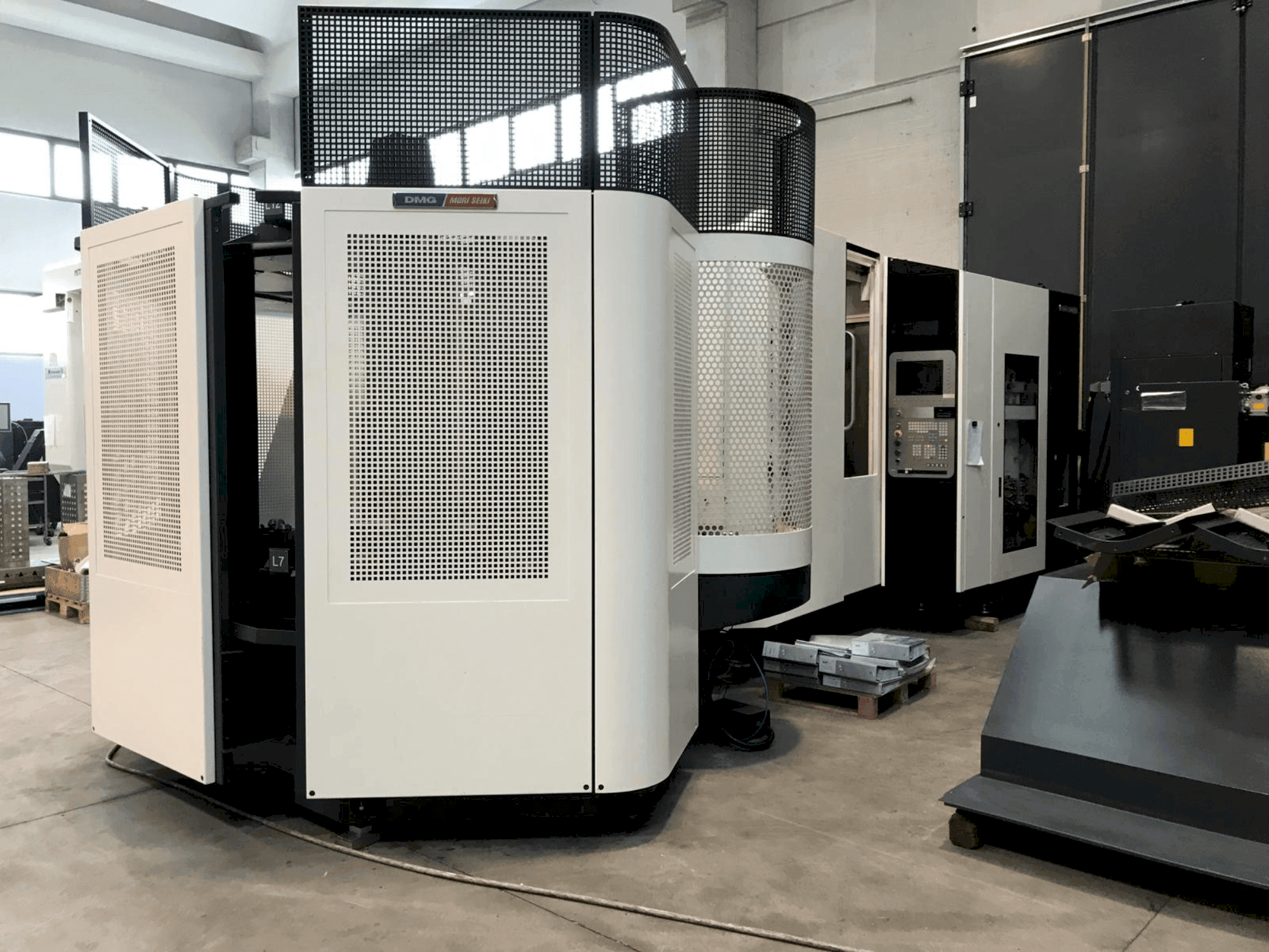 Vue de face de la machine DMG DECKEL MAHO DMC 60H Linear