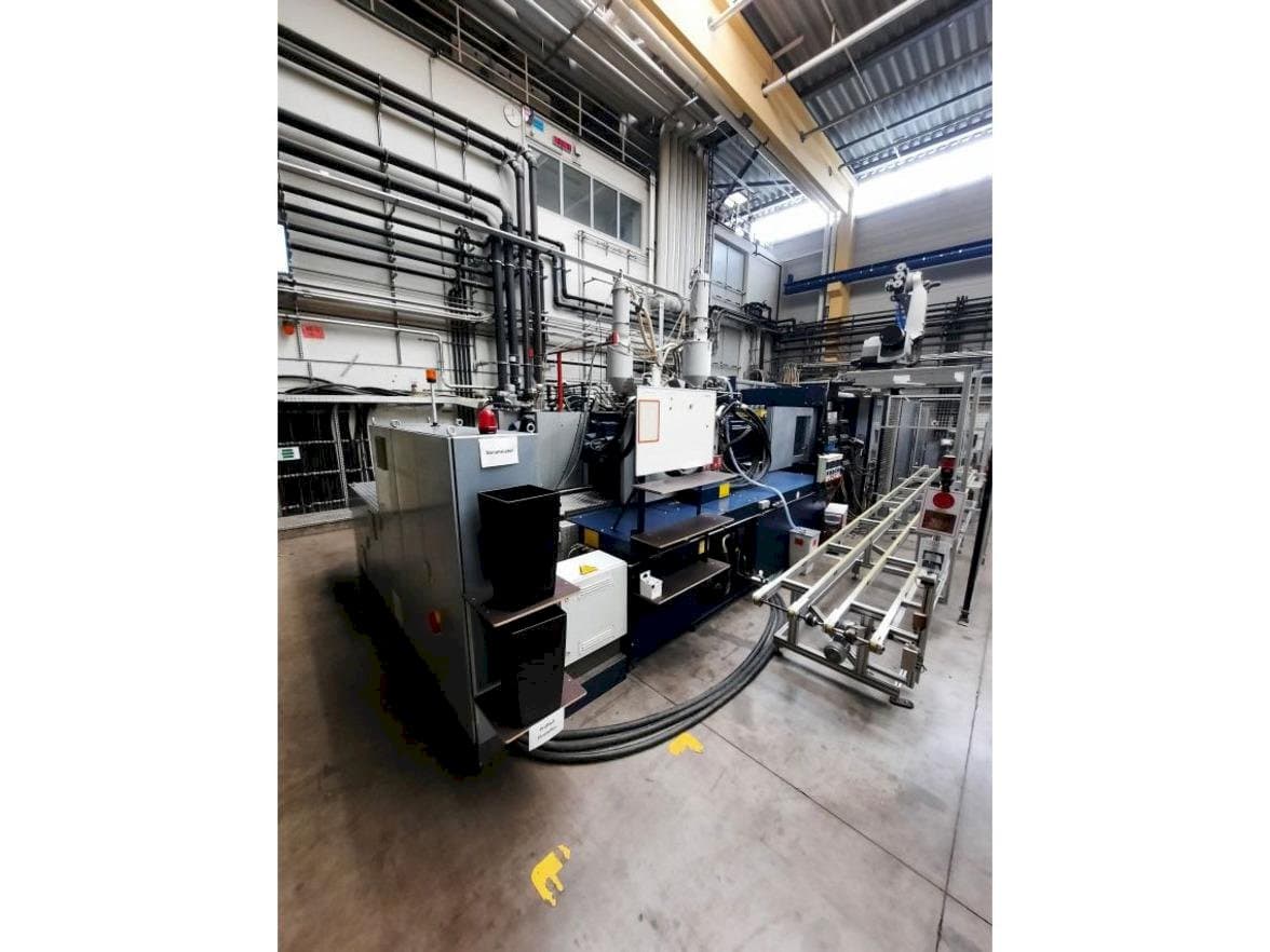 Vue de face de la machine Battenfeld HM13000/9200/7700