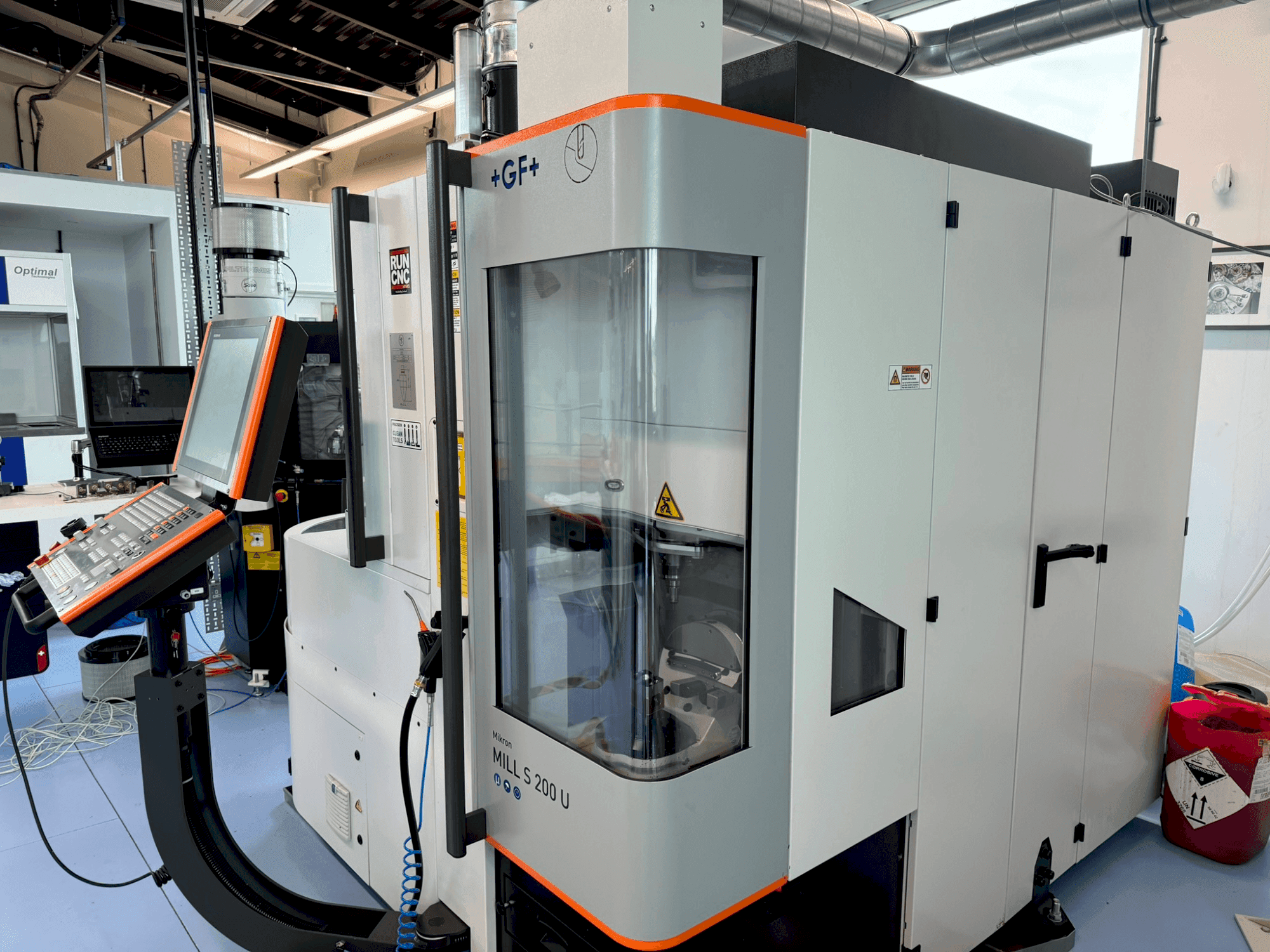 Vue de face de la machine +GF+ Mikron Mill S 200U