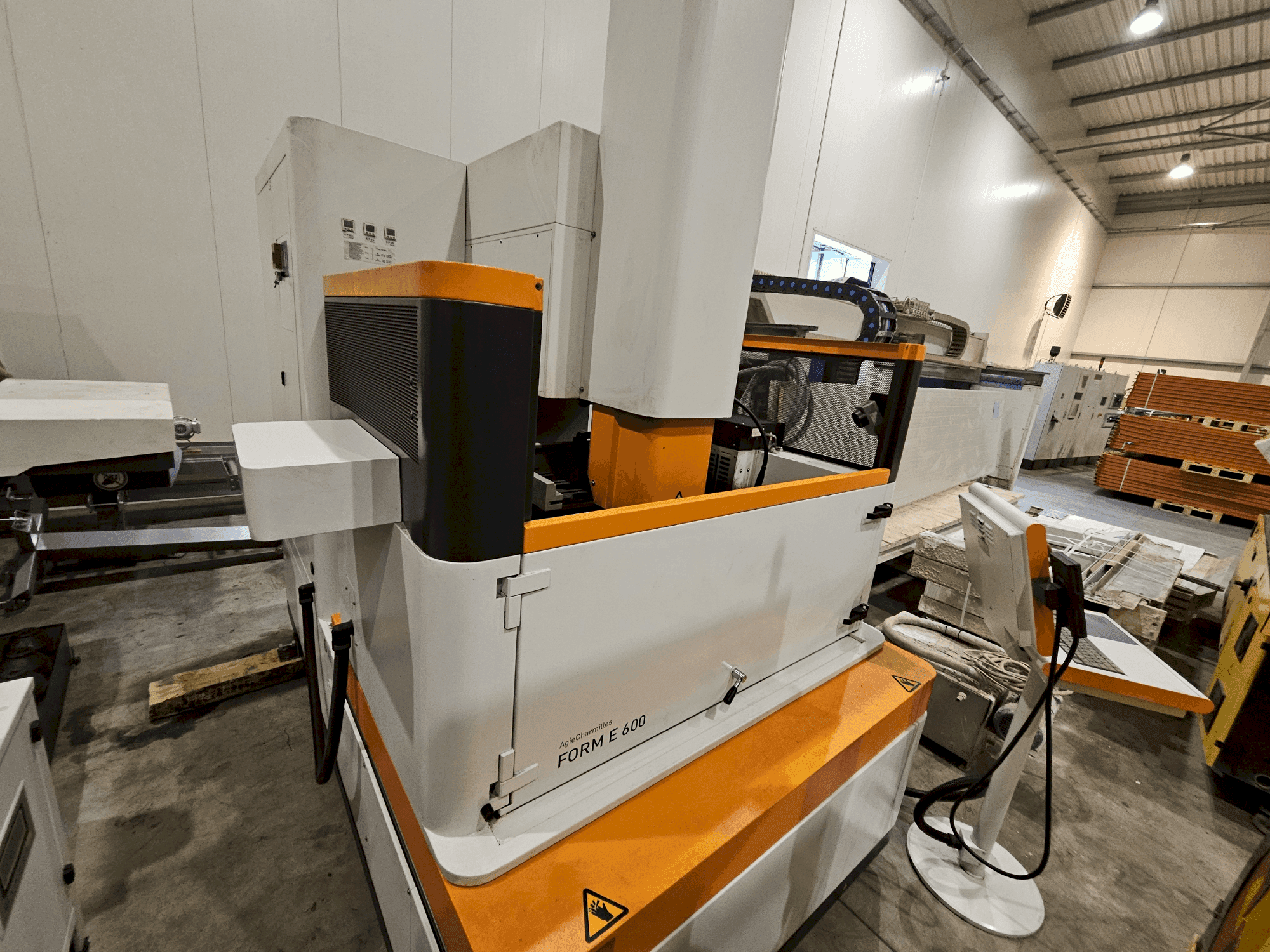 Vue de face de la machine AgieCharmilles Form E 600