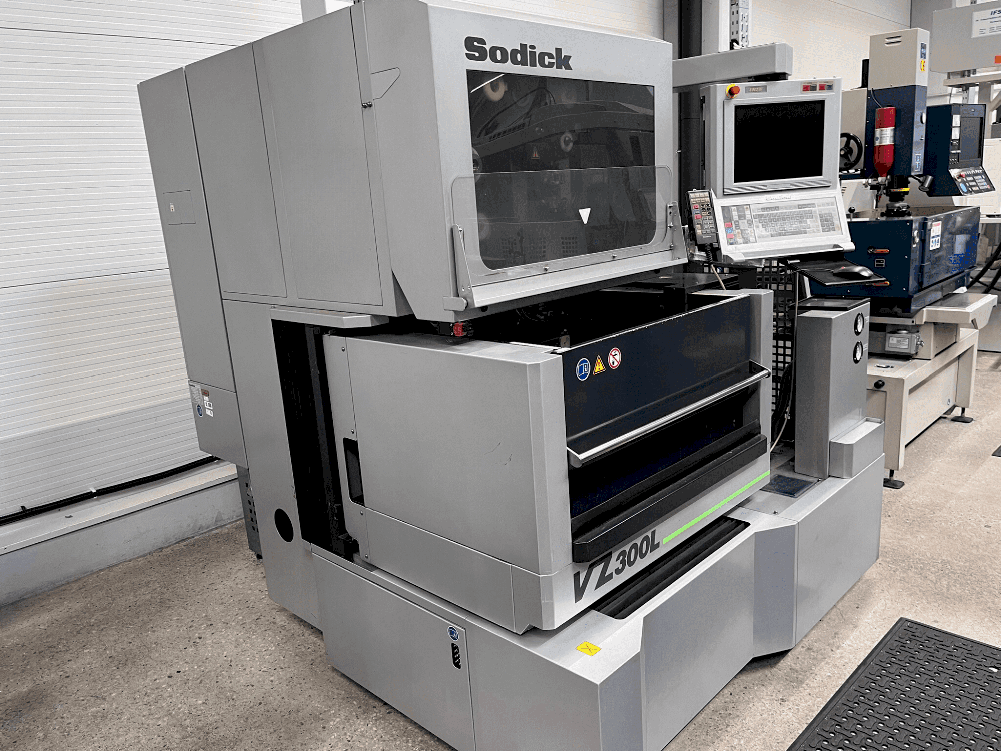 Vue latérale gauche de la machine Sodick VZ 300L