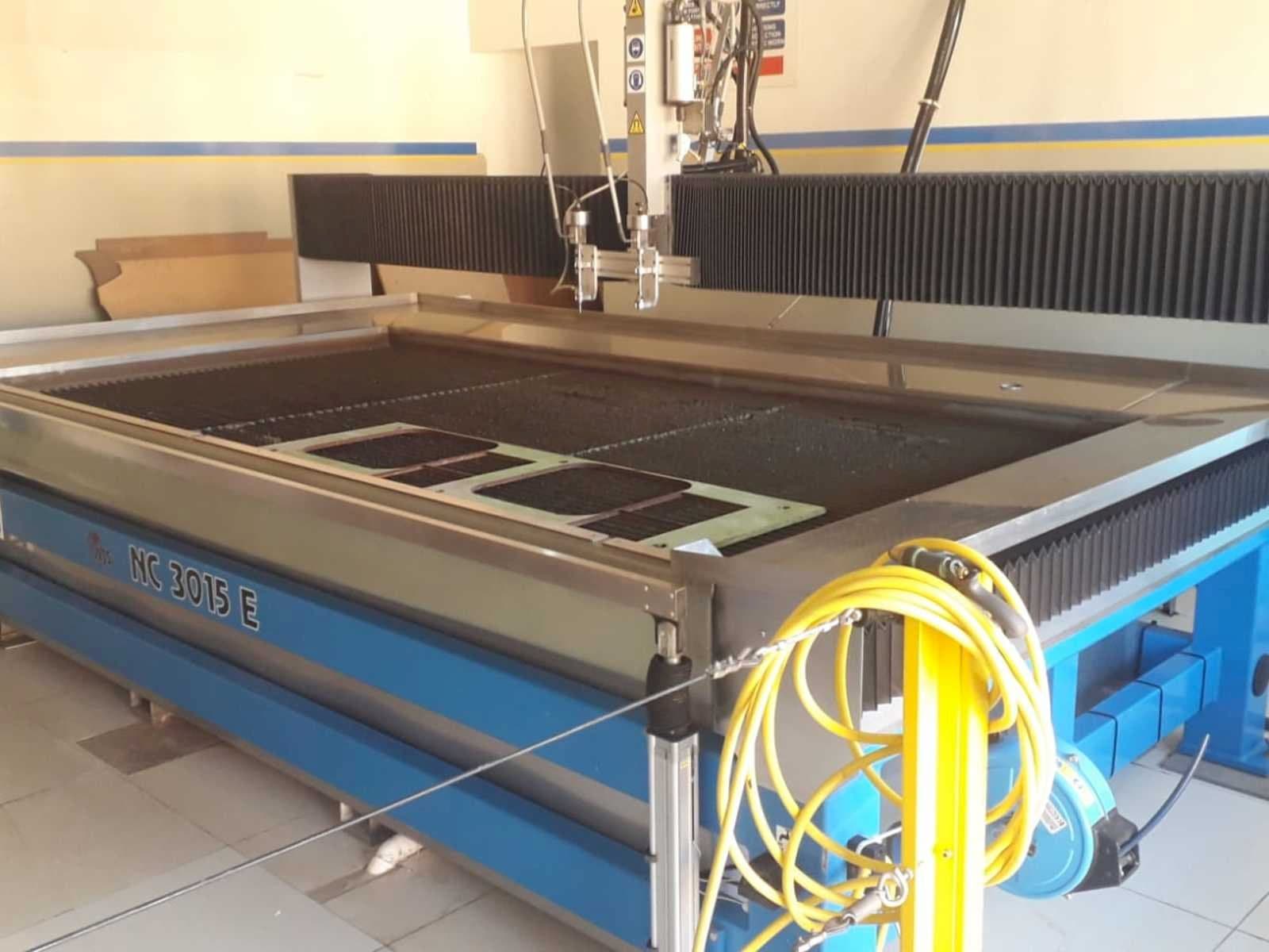 Vue de face de la machine Waterjet Sweeden NC 3015 e