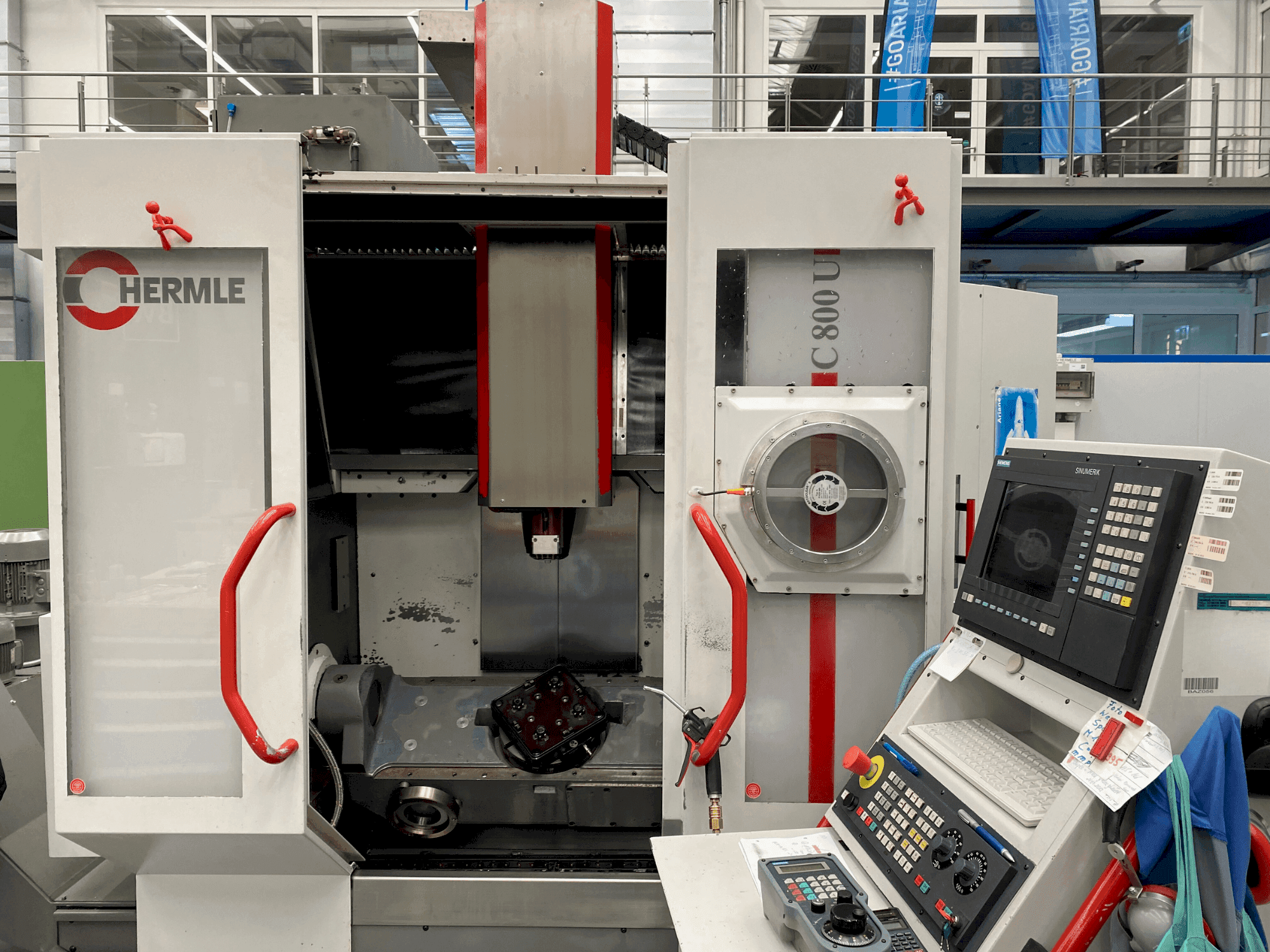 Vue de face de la machine HERMLE C800 U