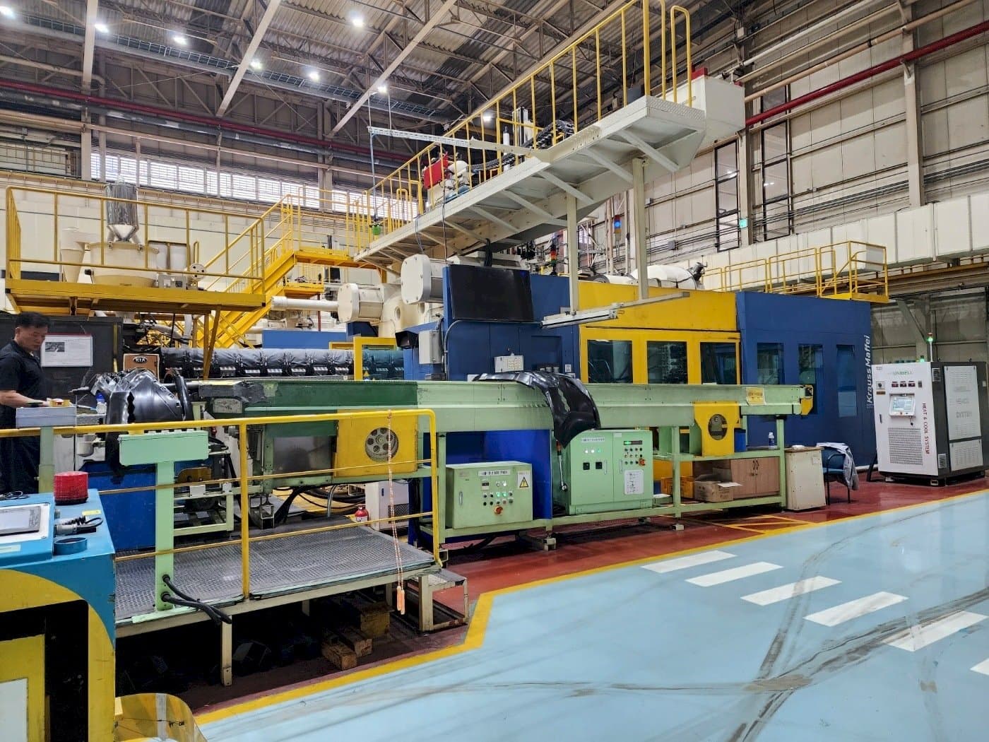 Vue de face de la machine Krauss Maffei 3200-24500