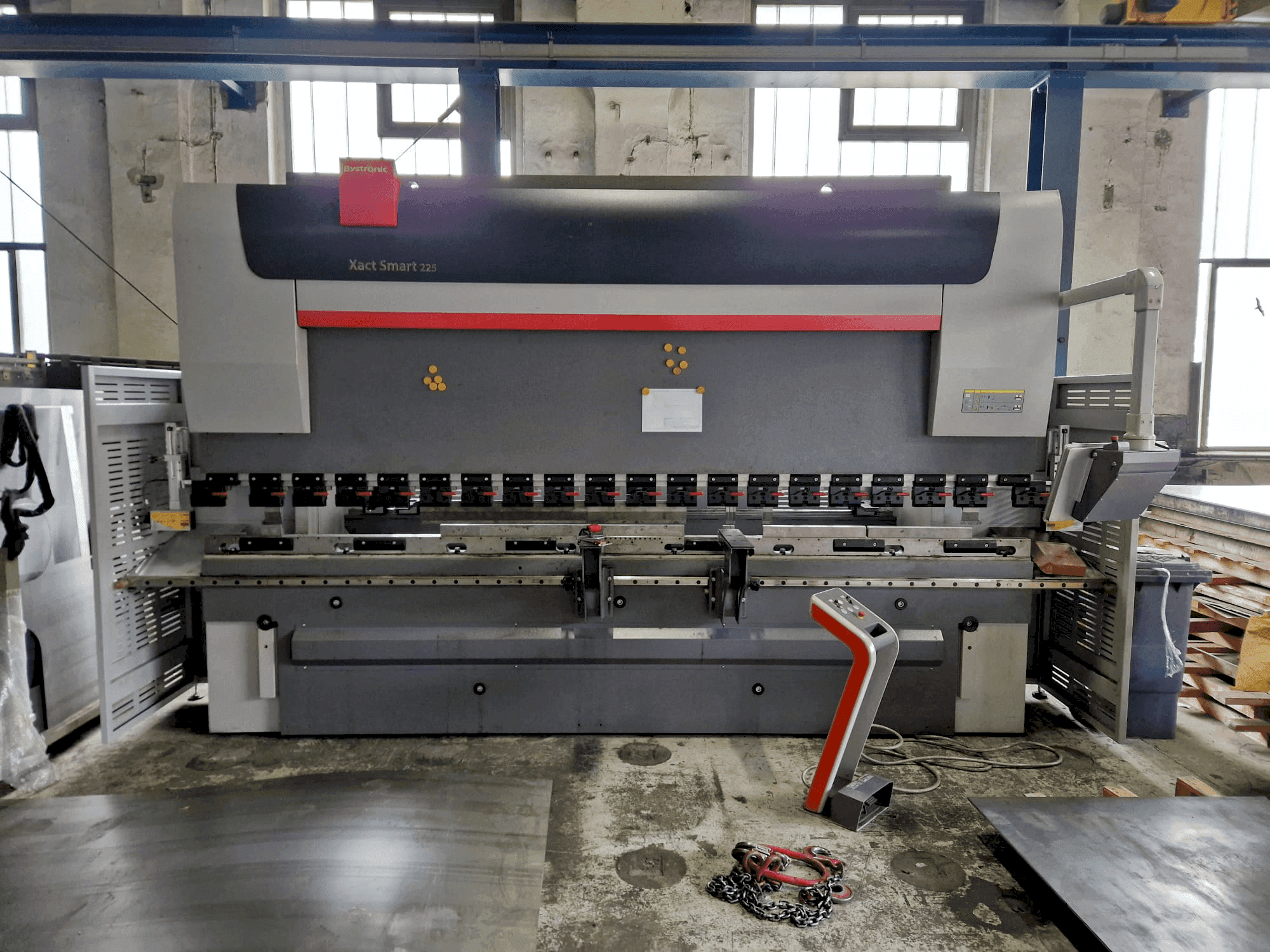 Vue de face de la machine Bystronic Xact Smart 225/4100