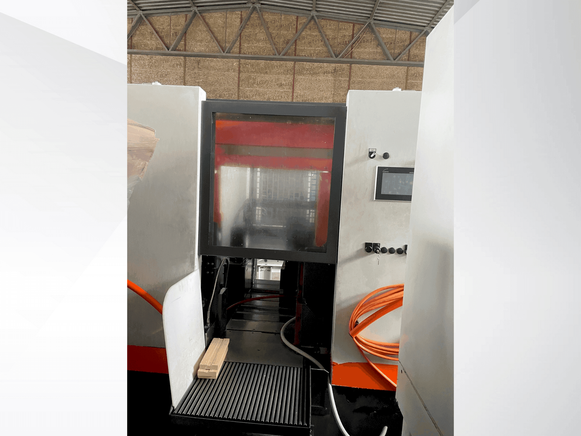 Vue de face de la machine KASTO WIN A4.6