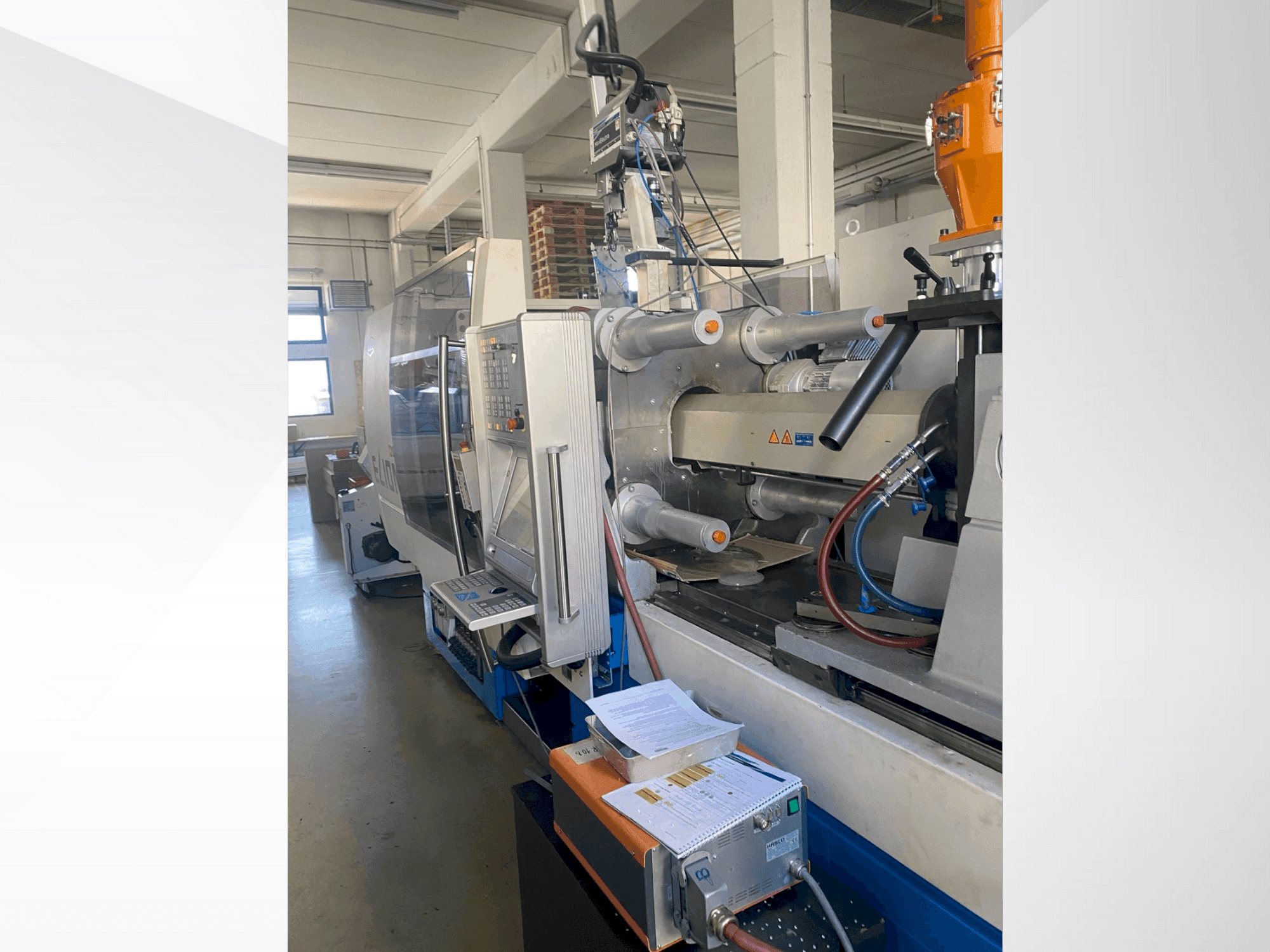 Vue de face de la machine Netstal ELION 1200-530 PM