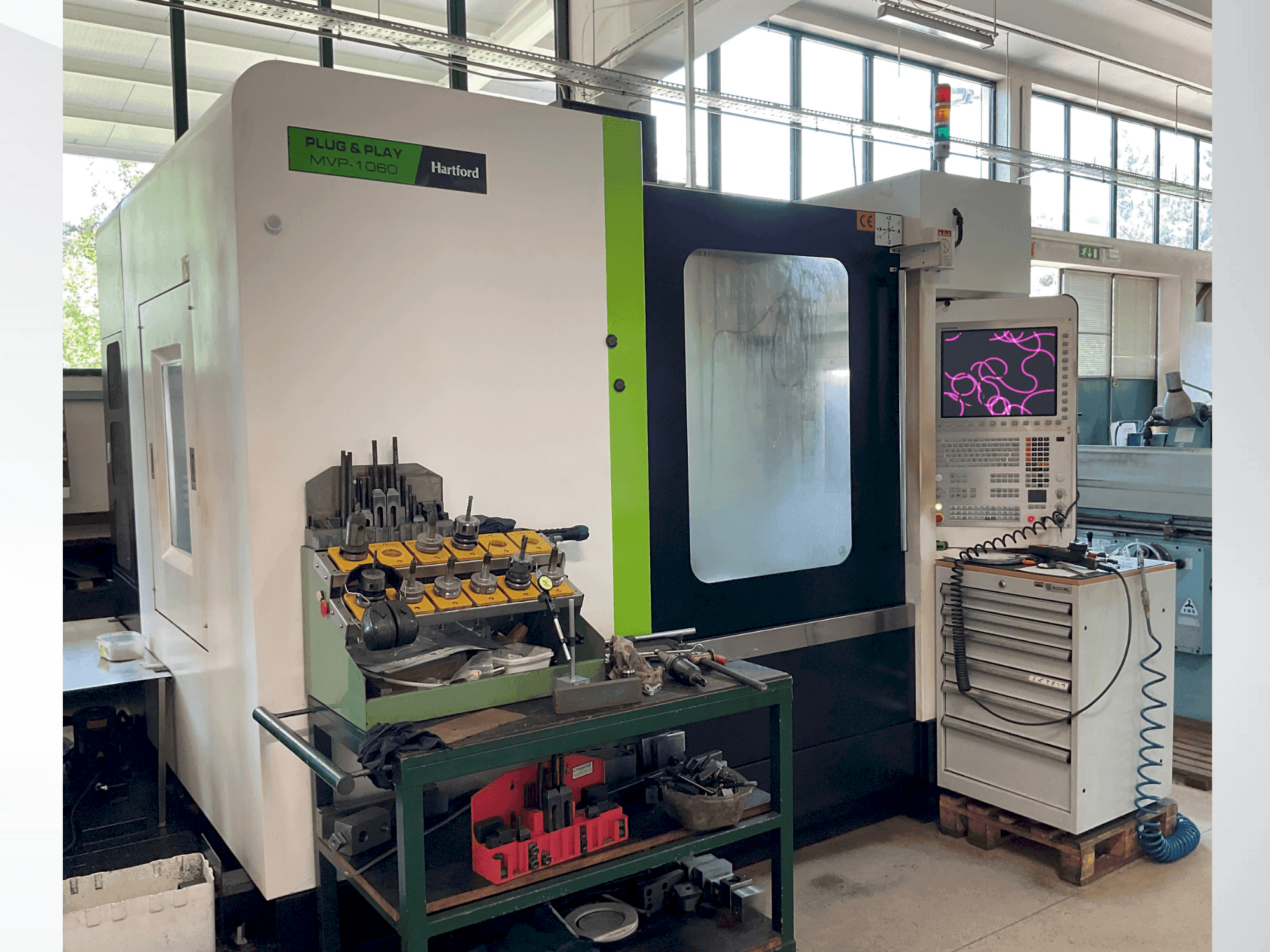 Vue de face de la machine HARTFORD MVP-1060AD