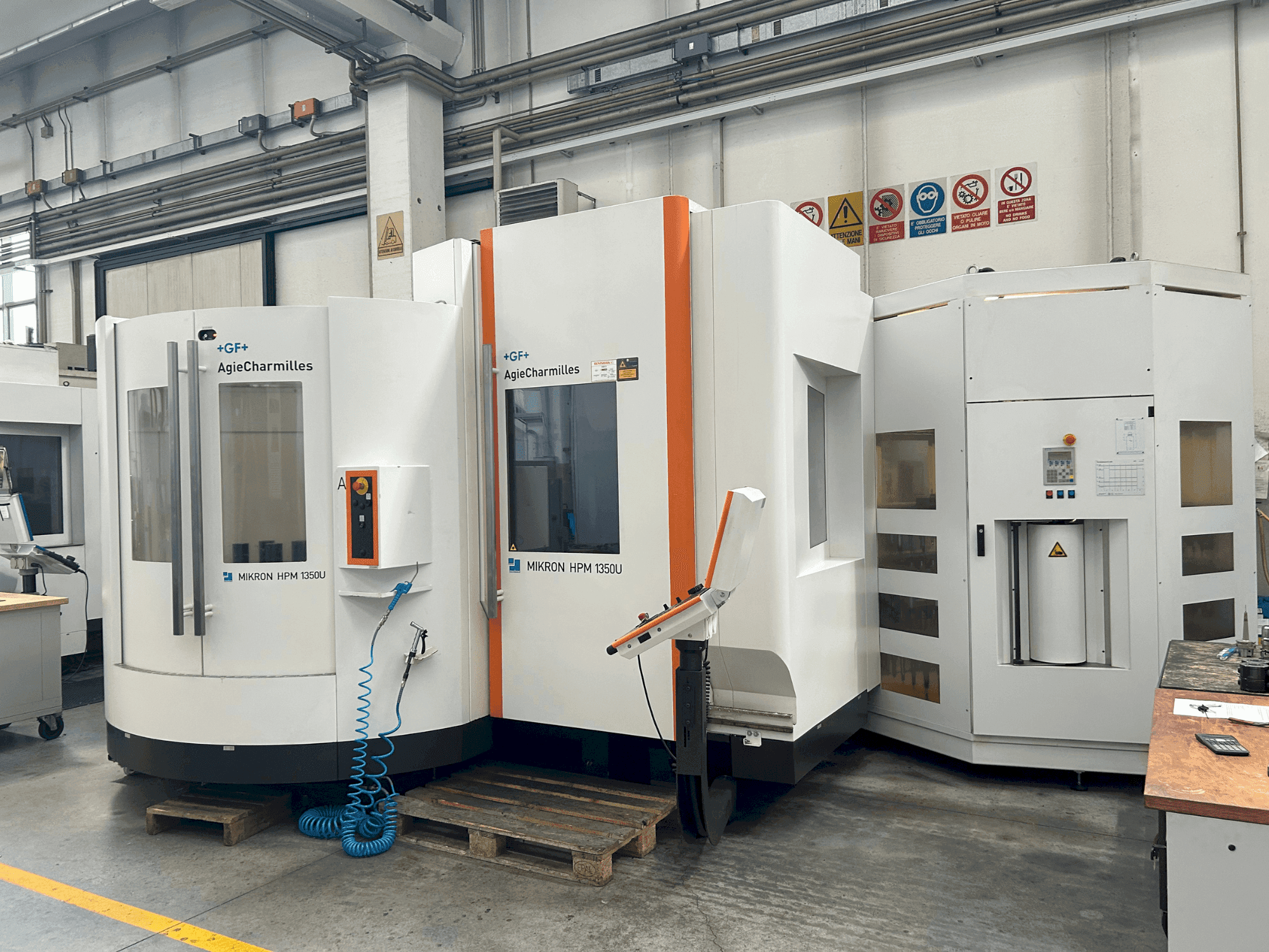 Vue de face de la machine AgieCharmilles MIKRON HPM 1350U