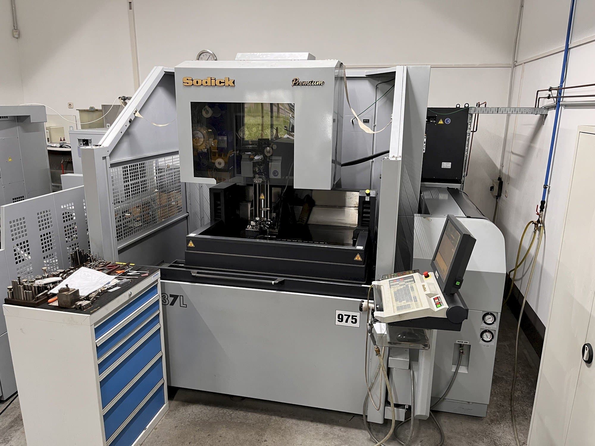 Vue de face de la machine Sodick AQ537L