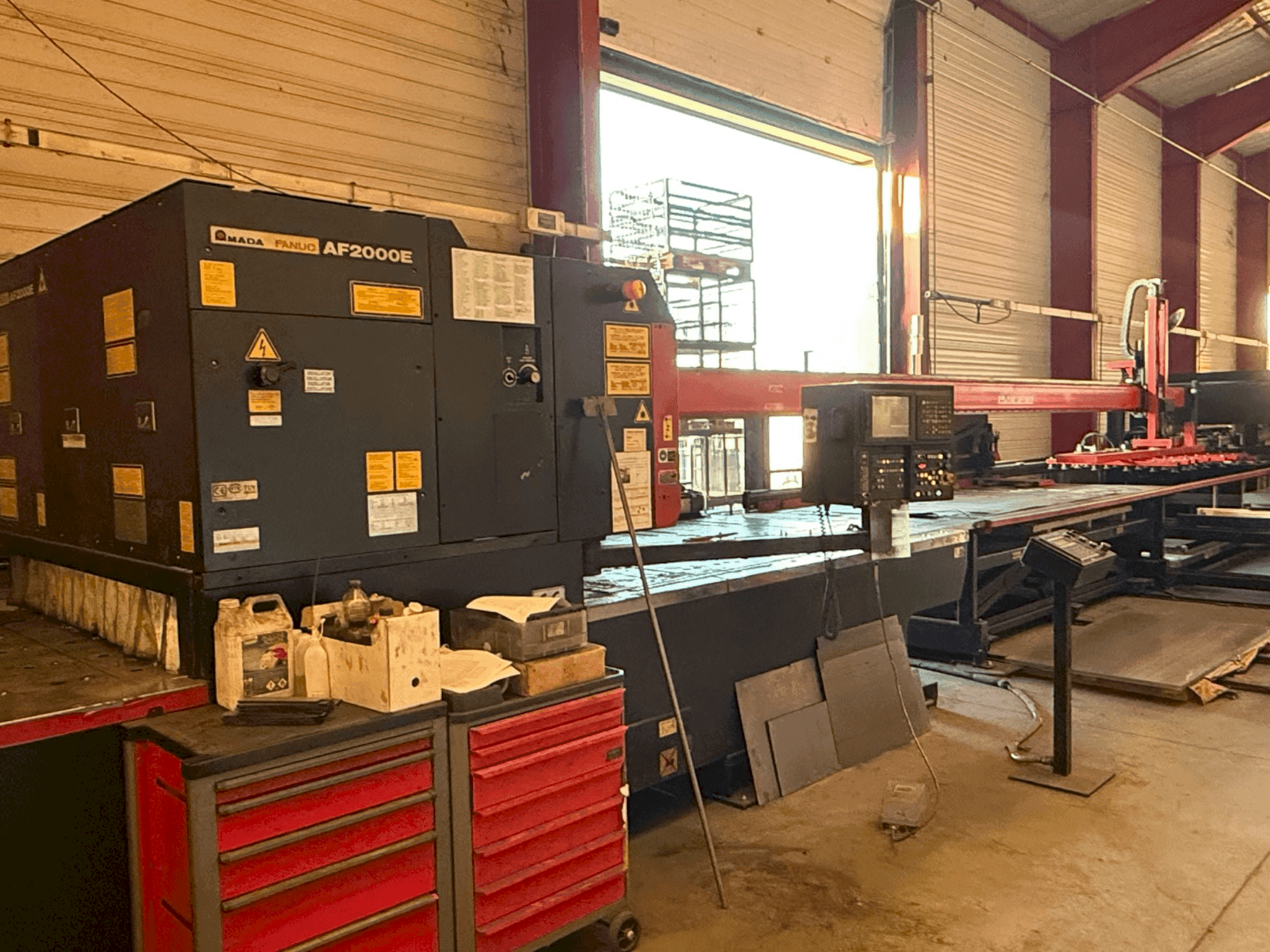 Vue de face de la machine AMADA LC2415 alpha3