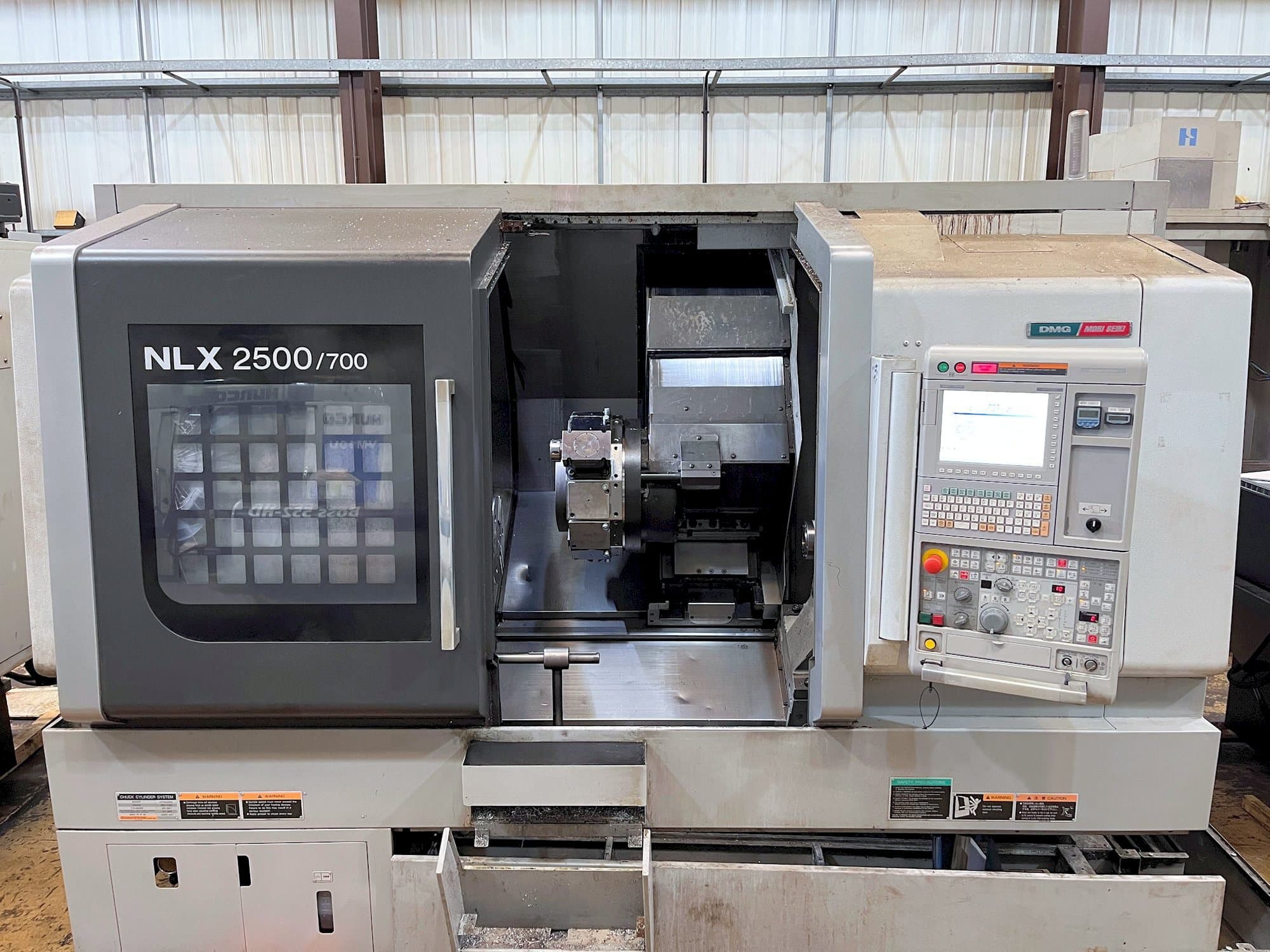 Vue de face de la machine MORI SEIKI NLX2500Y-700