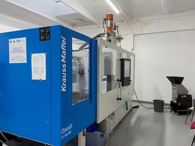 Vue latérale gauche de la machine Krauss Maffei ClassiX CX 160-380