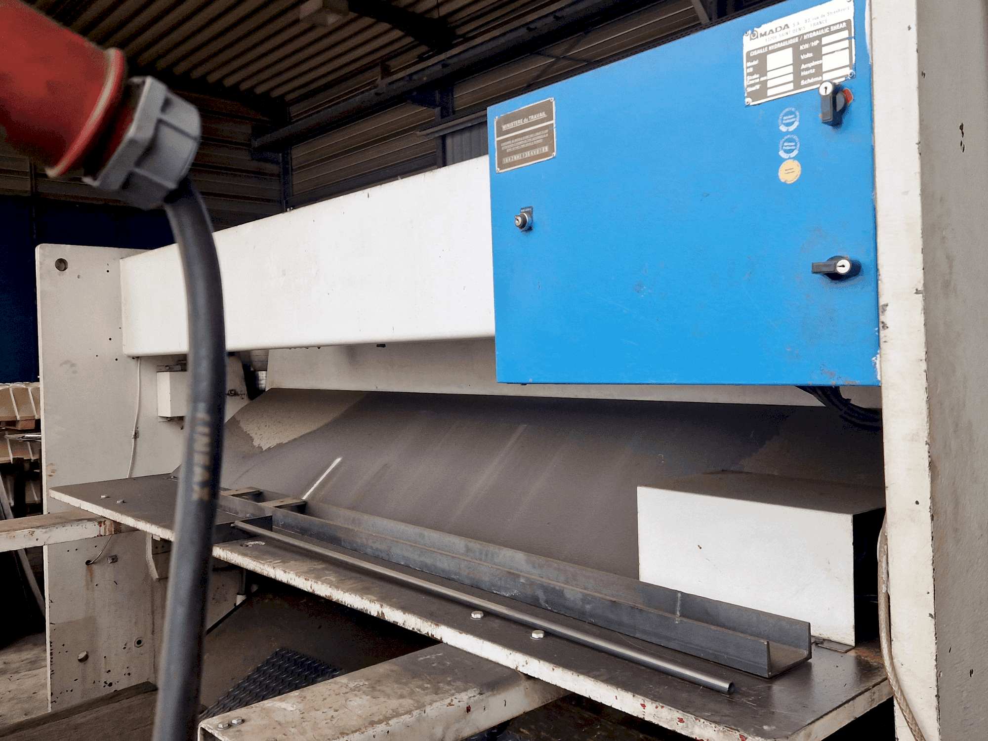 Vue de face de la machine AMADA GPN1 30