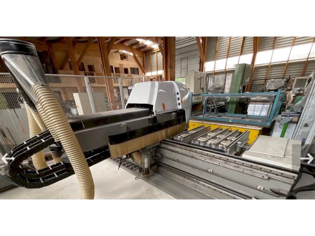 Vue de face de la machine BIESSE Rover 321 R