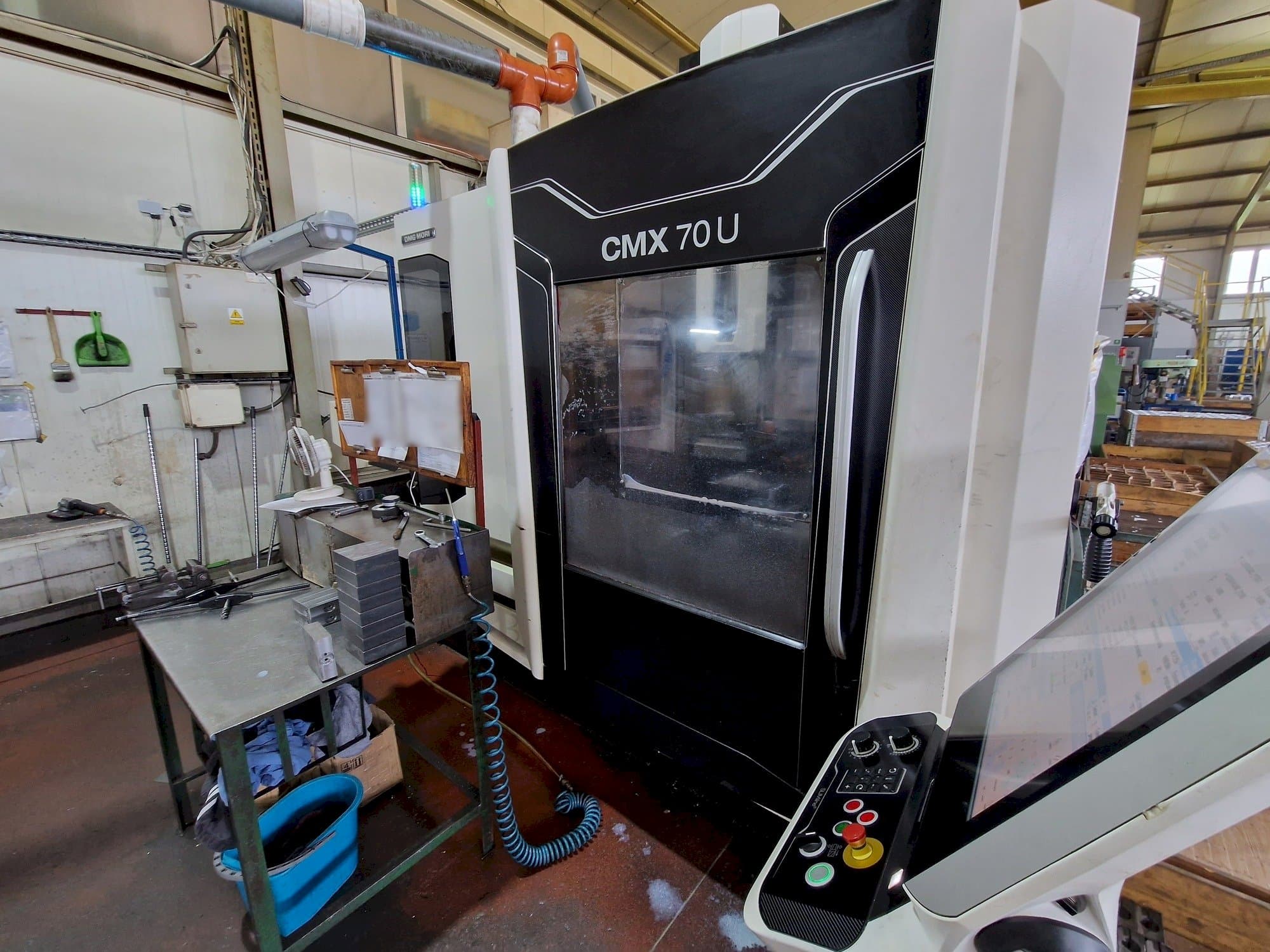 Vue de face de la machine DMG MORI CMX 70 U