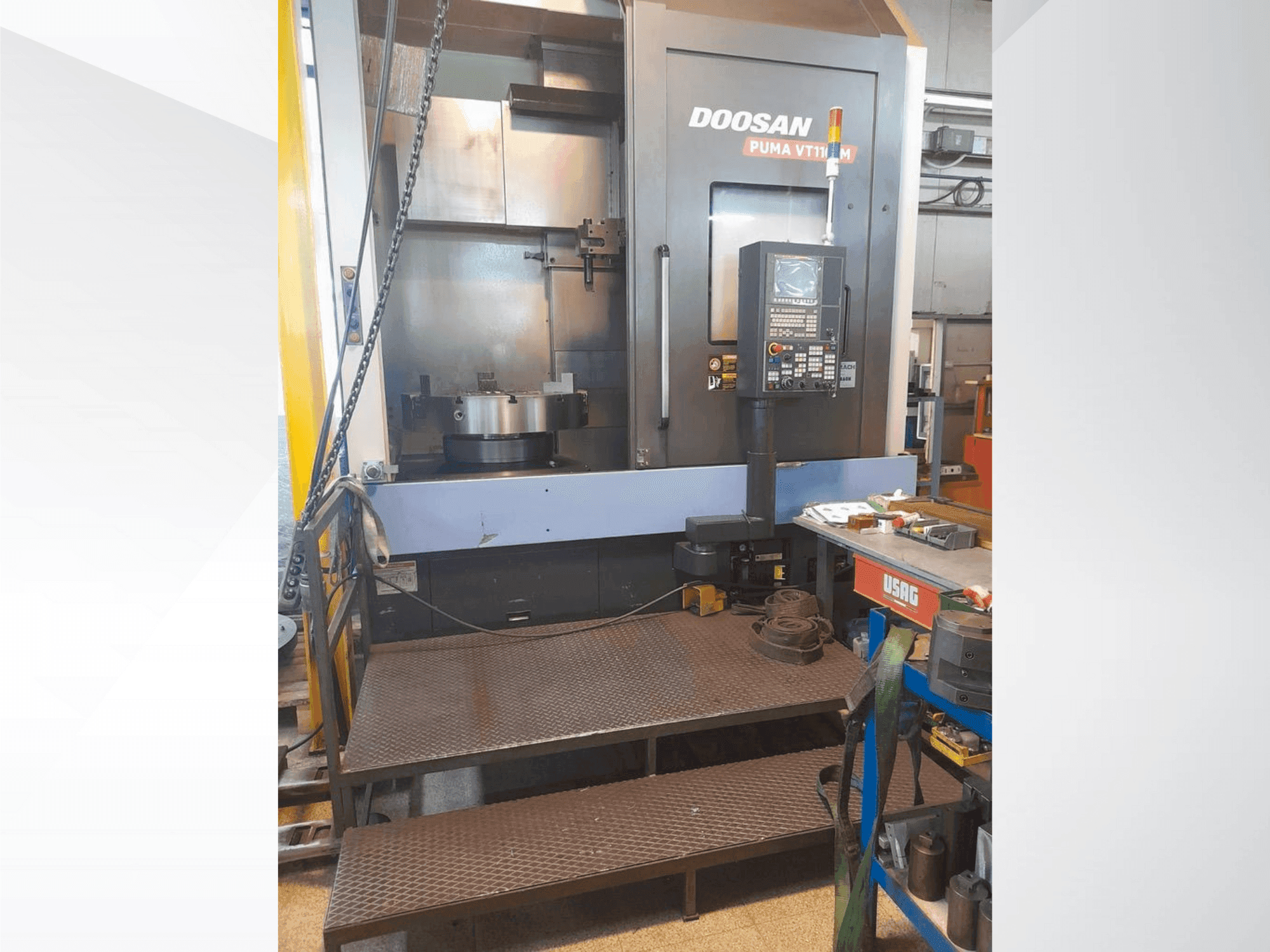 Vue de face de la machine DOOSAN VT1100M