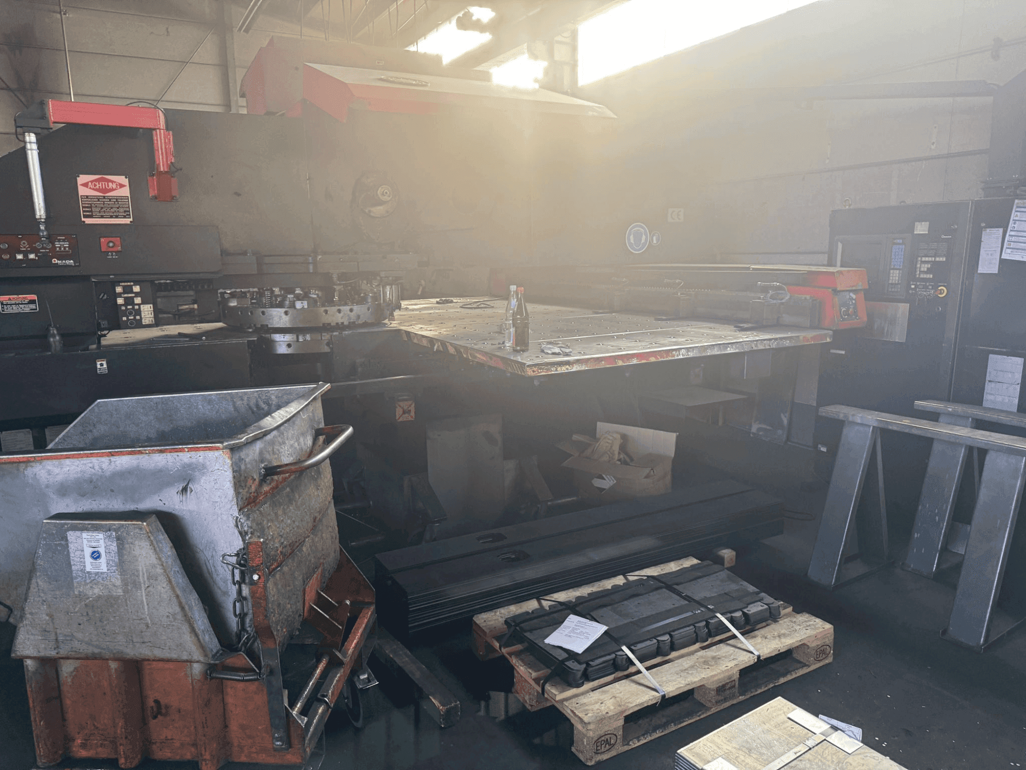 Vue de face de la machine AMADA PEGA 306072 2000MM