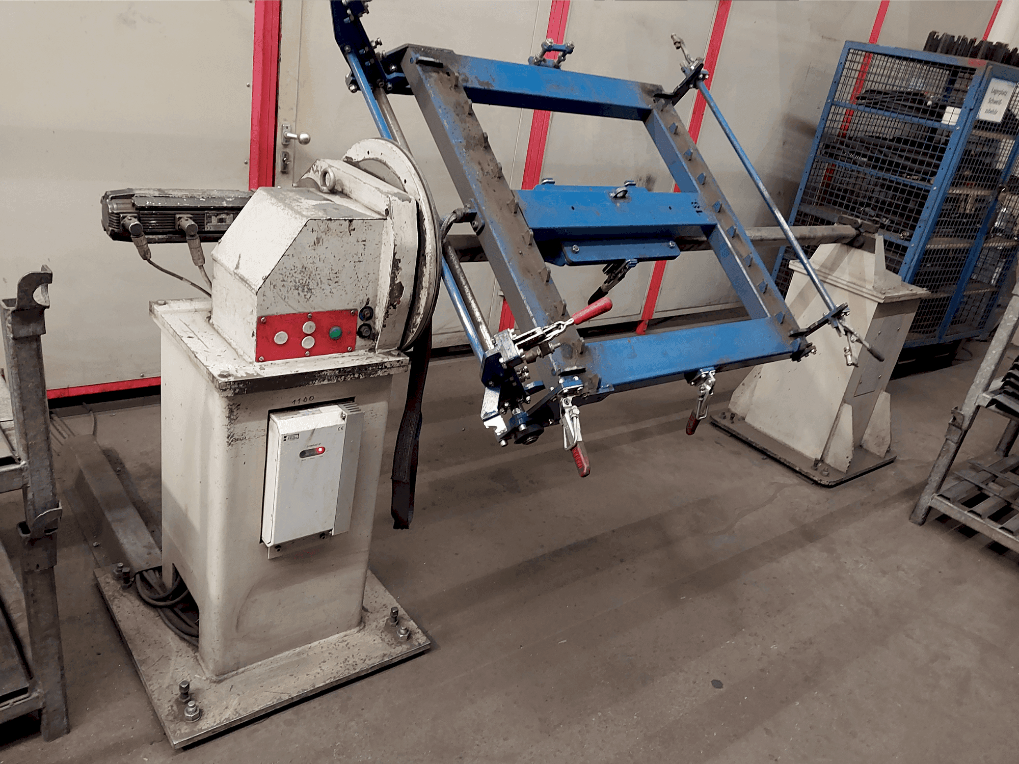 Vue de face de la machine IGM Welding Robot System