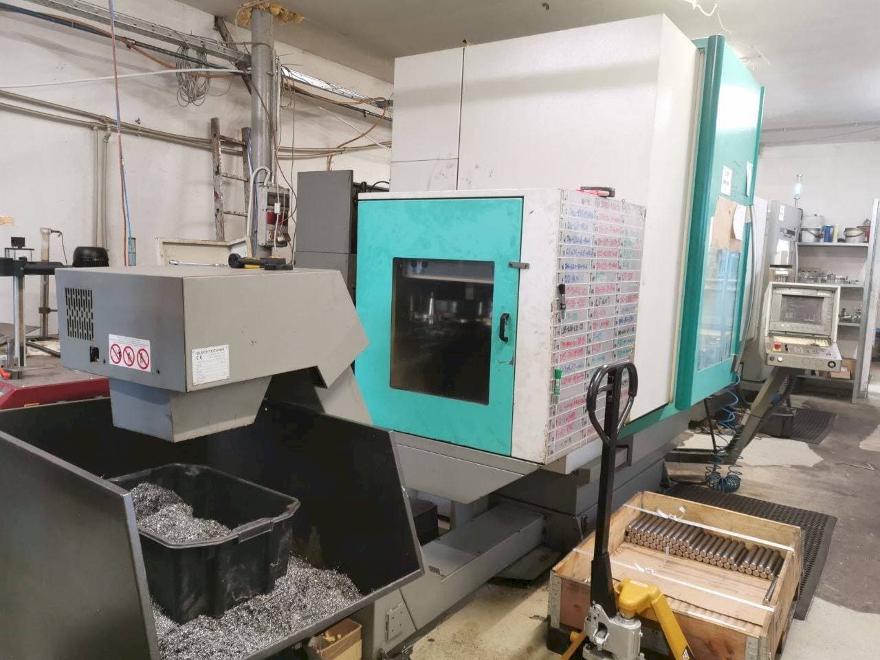 Vue de face de la machine DECKEL MAHO 70 V