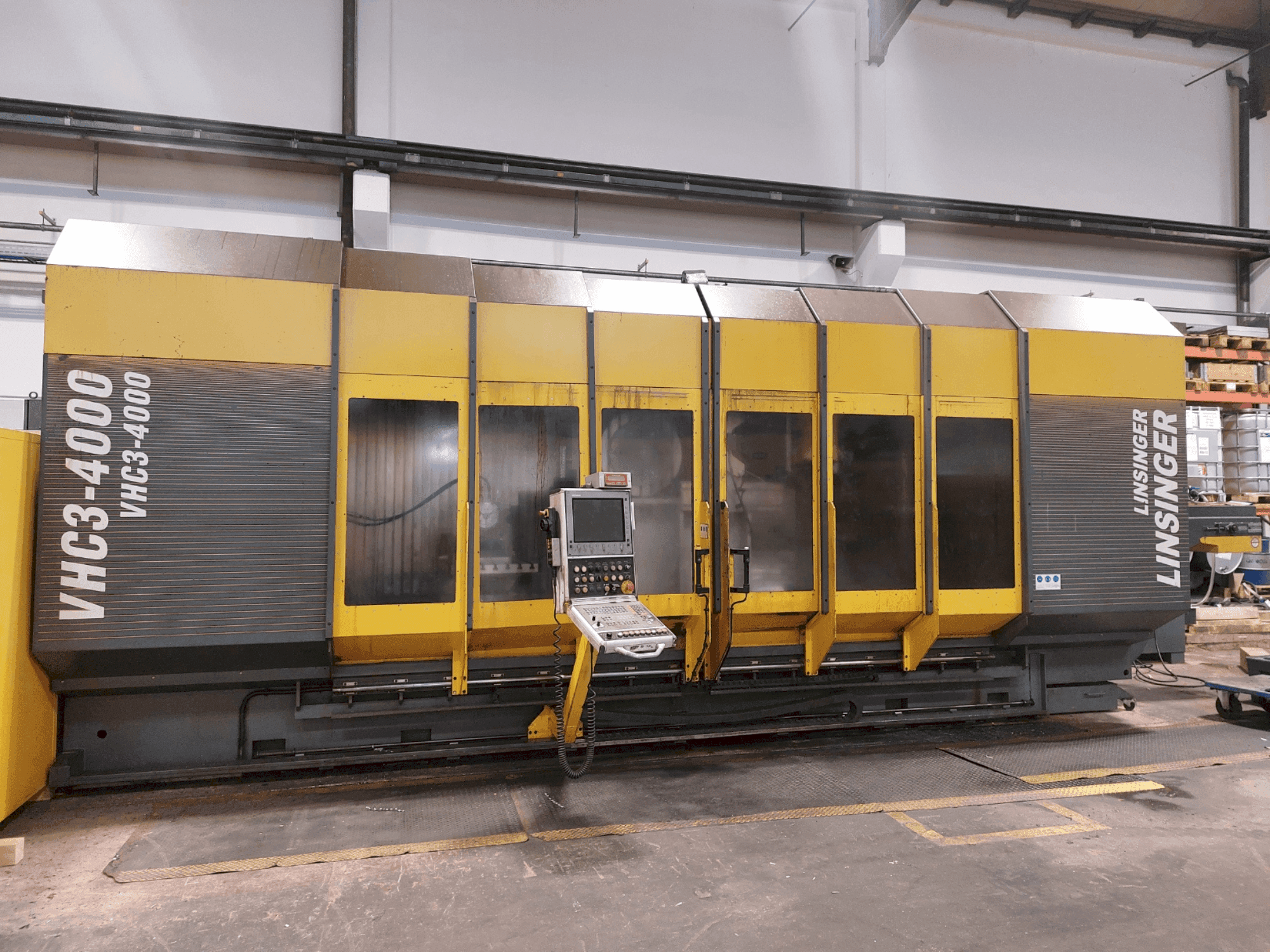 Vue de face de la machine AXA VHC 3-4000 M/2E