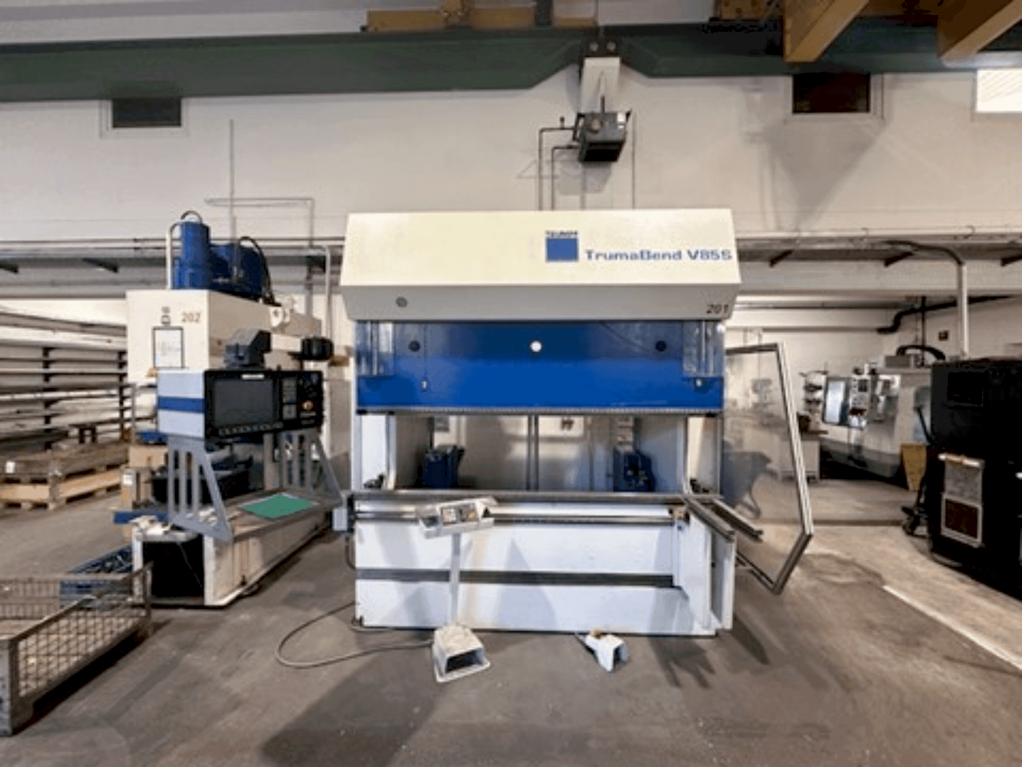 Vue de face de la machine TRUMPF TrumaBend V85S