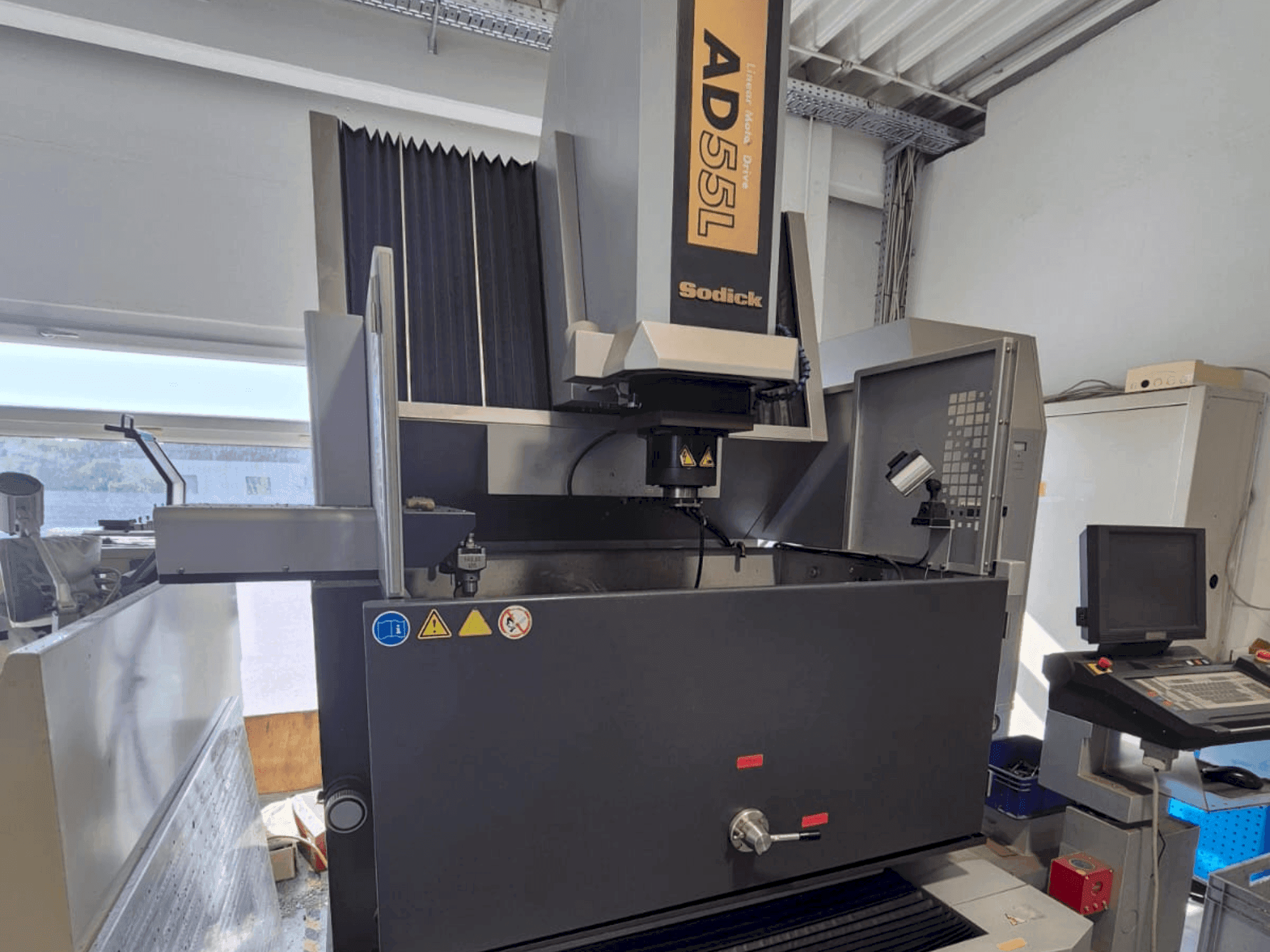 Vue de face de la machine Sodick AD 55 L